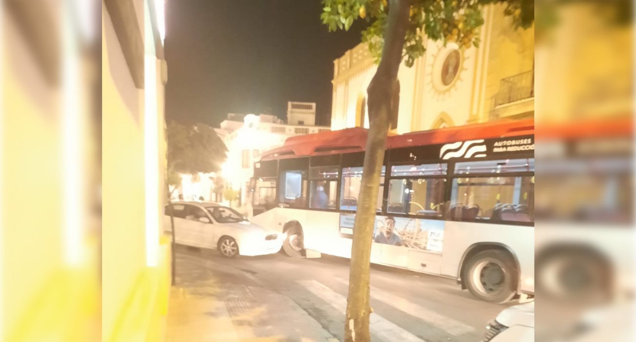 Un coche impacta contra un autobús urbano en la plaza Las Angustias en Jerez.