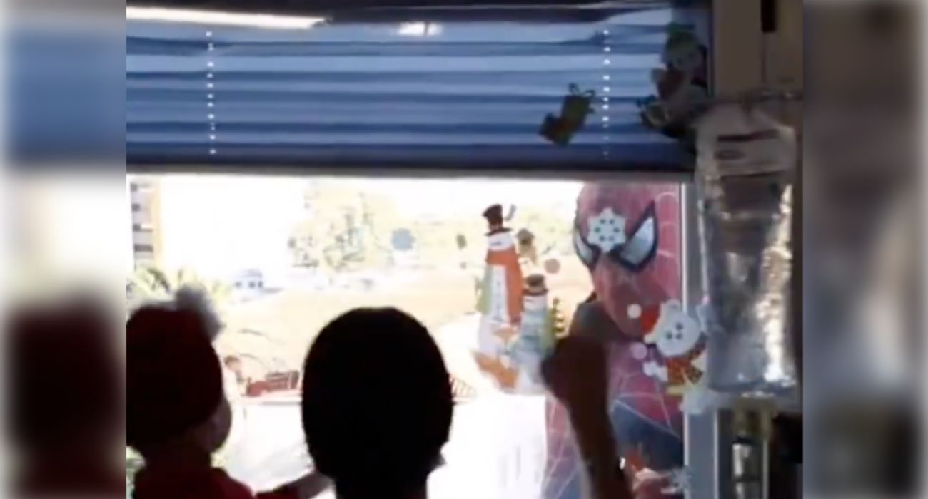 Spiderman saluda a un niño desde la ventana del Hospital Materno Infantil de Málaga.