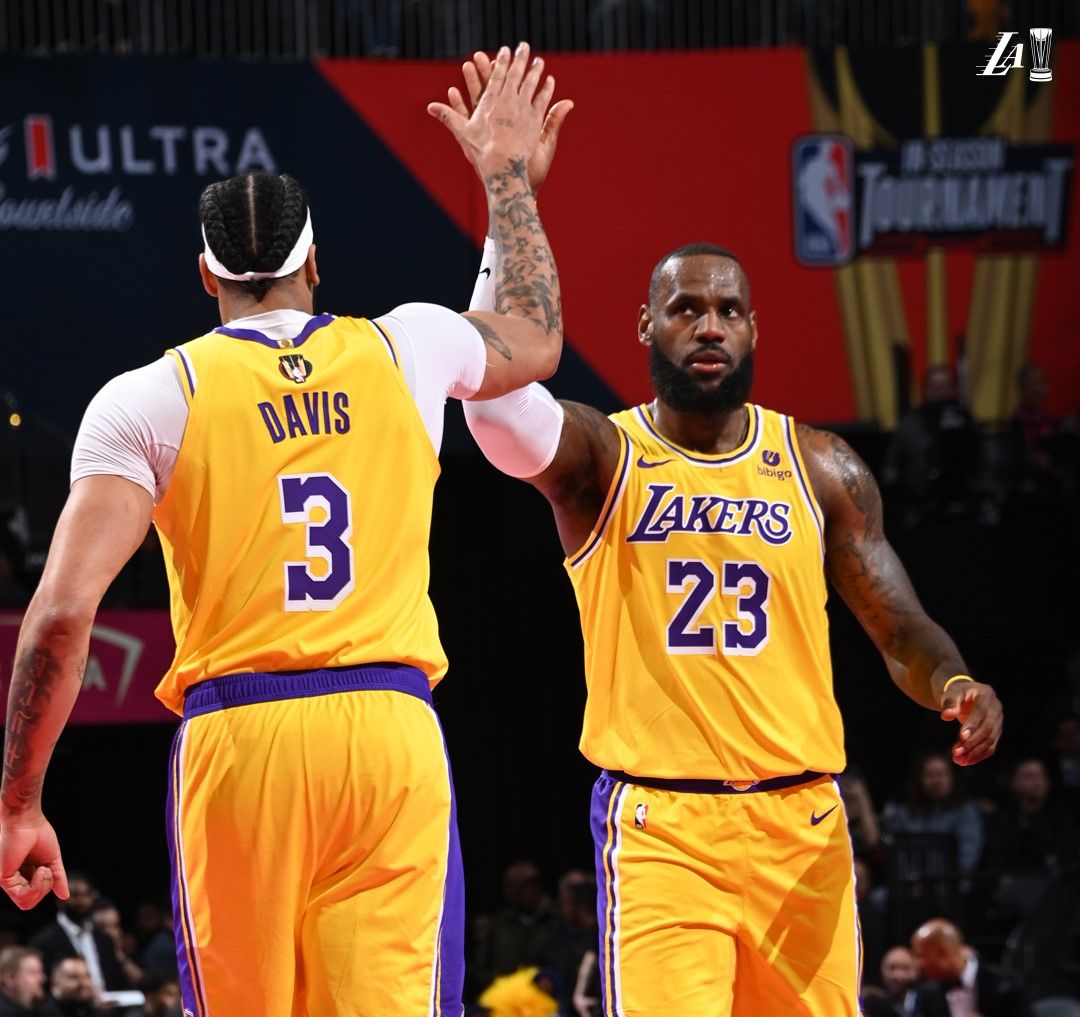 Lebron y Davis en un partido de los Lakers en la NBA.