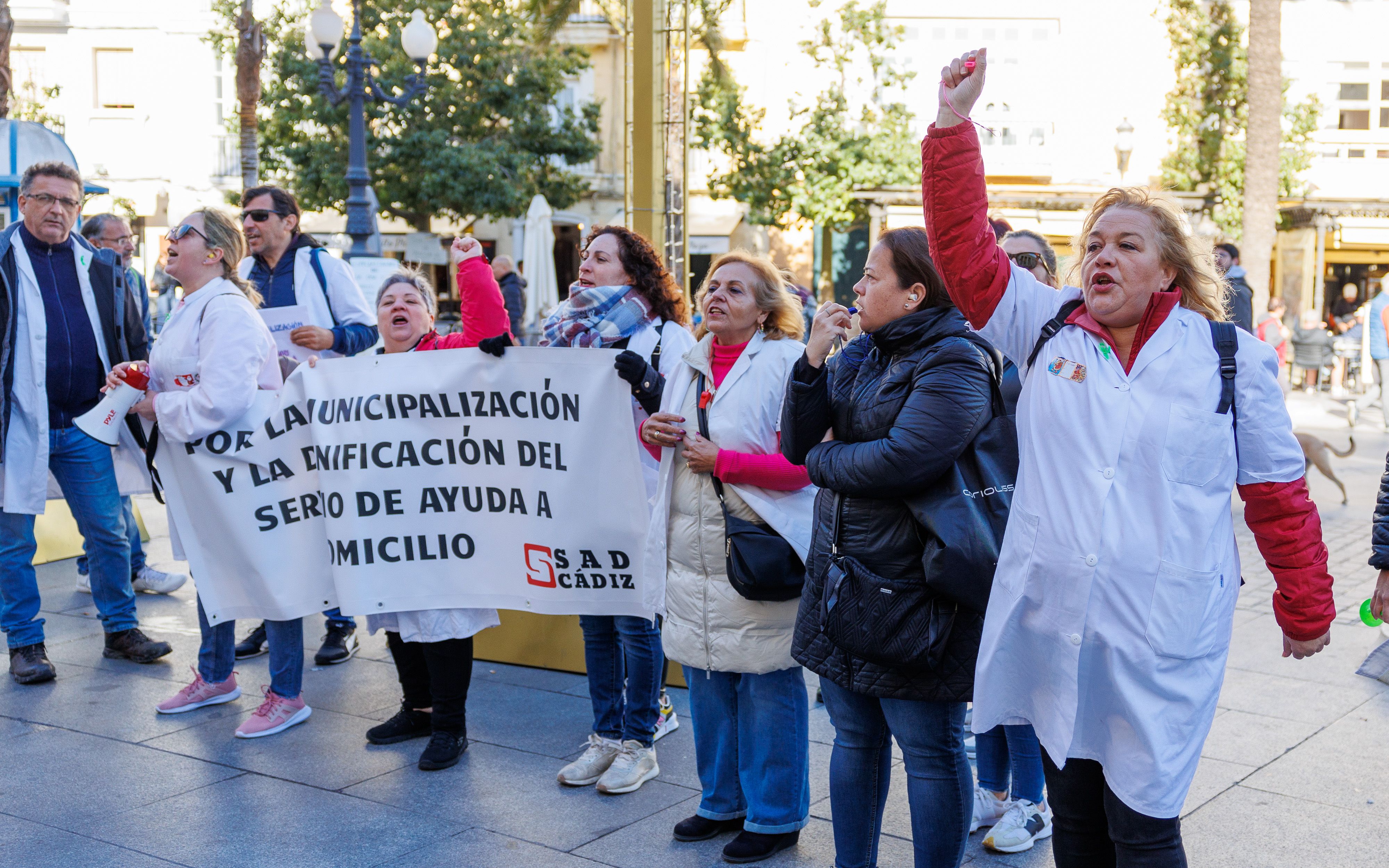 Varias de las trabajadoras afectadas, en una protesta ante el Ayuntamiento de Cádiz.  