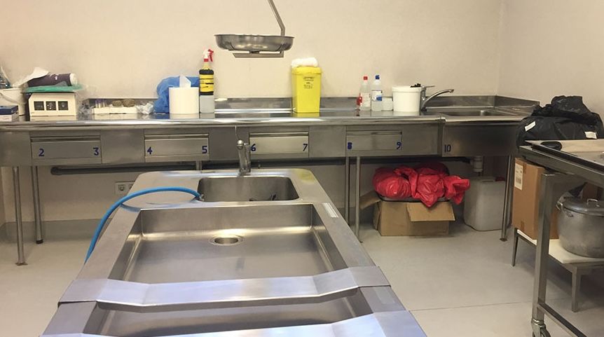 Sala de autopsias en un Instituto de Medicina Legal. Sala de autopsias en un Instituto de Medicina Legal.