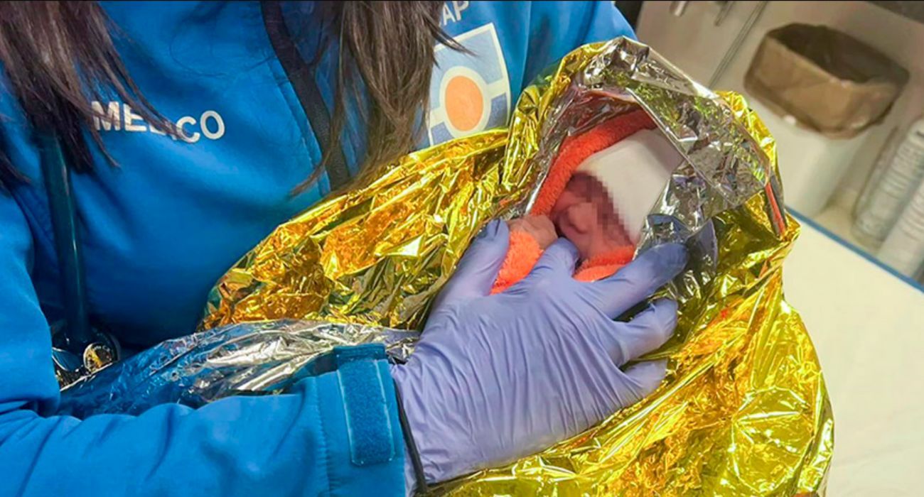 El bebé encontrado en un contenedor de basura en Los Palacios.   FOTO: CANAL SUR