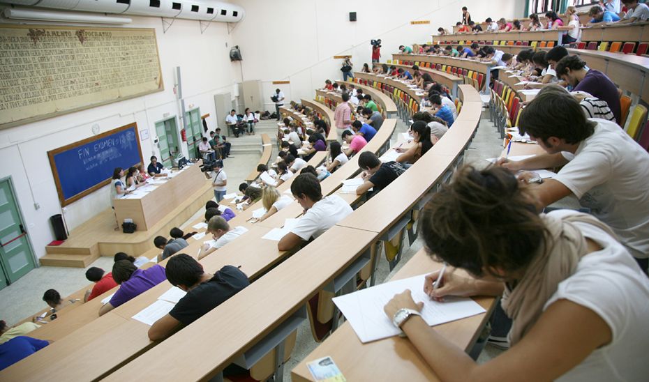 Estudiantes durante una prueba de Selectividad, en una imagen de archivo.