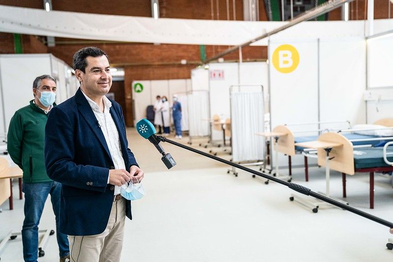 Moreno Bonilla, en el hospital de campaña de Málaga en la primera ola, que finalmente no hubo que usar. FOTO: JUNTA