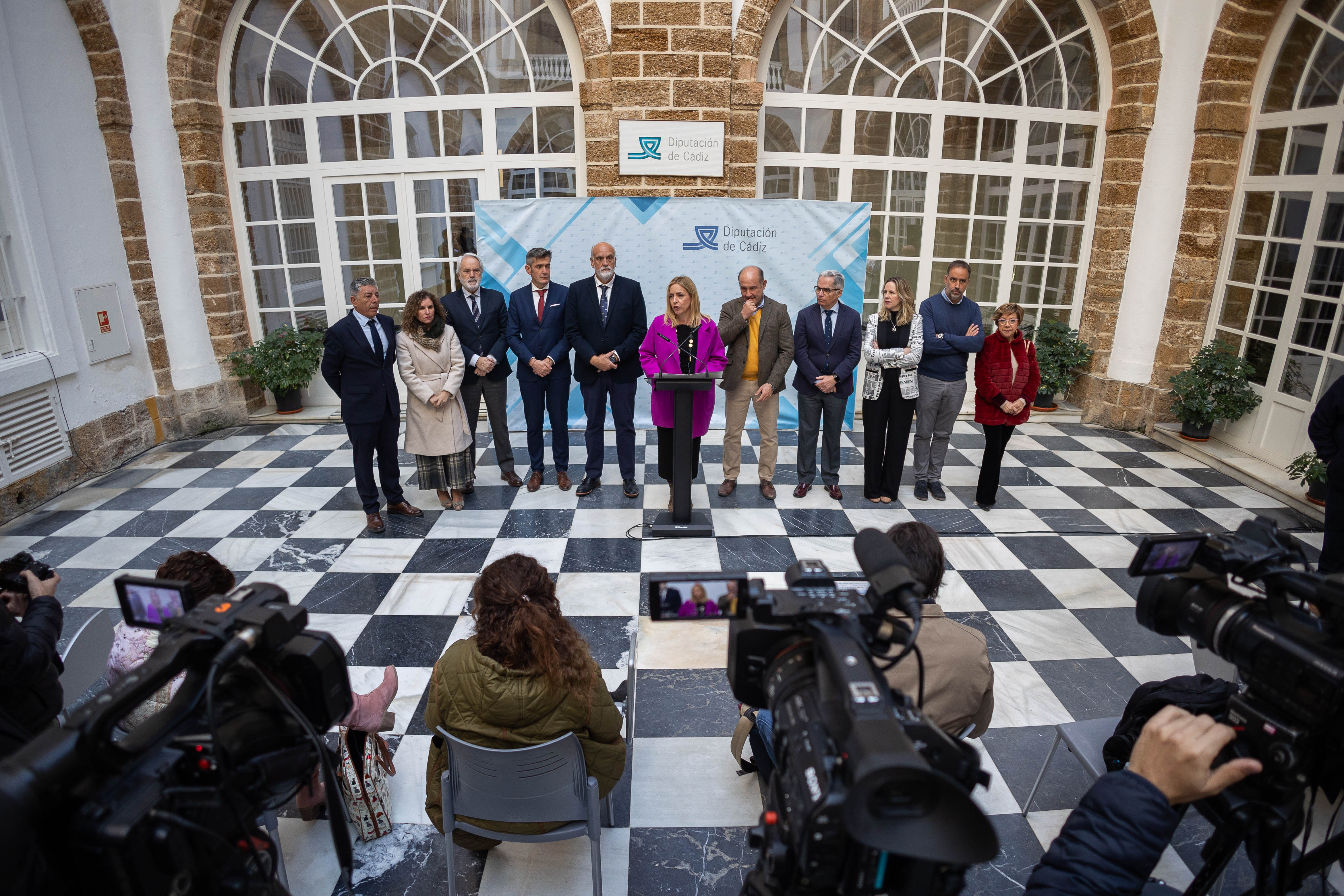 Un momento de la comparecencia de la presidenta de la Diputación de Cádiz, sin Beardo pero con Galán y Collado, este martes en el patio del palacio provincial.
