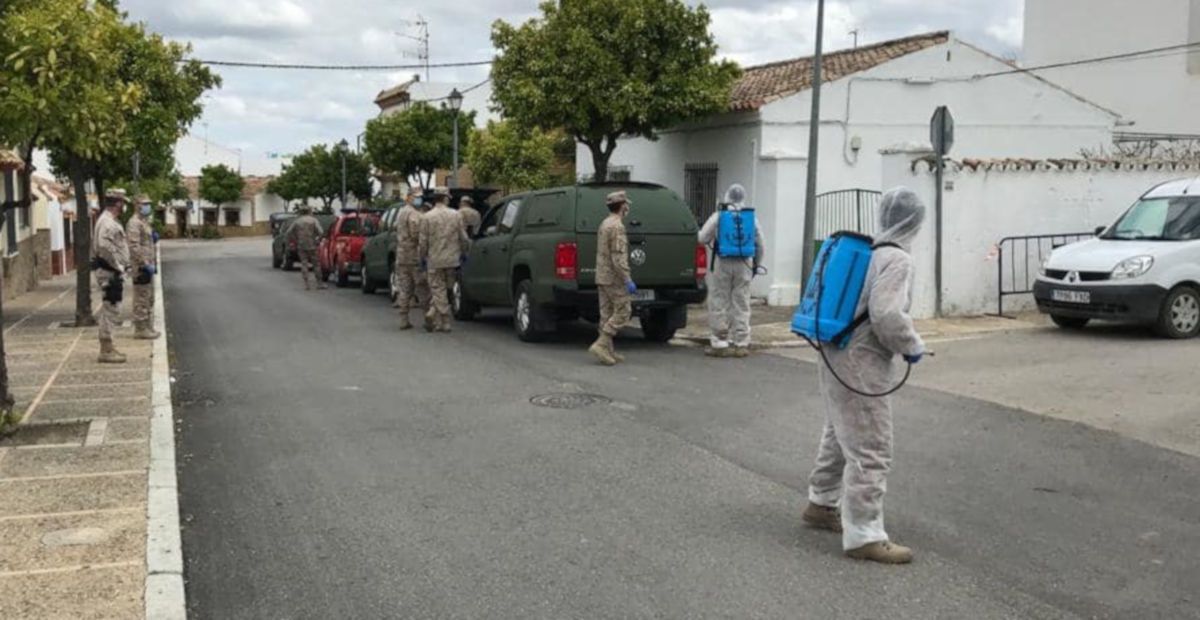 Militares y operarios desinfectan las calles de Torrecera durante la pandemia. FOTO: Ayto. Torrecera 