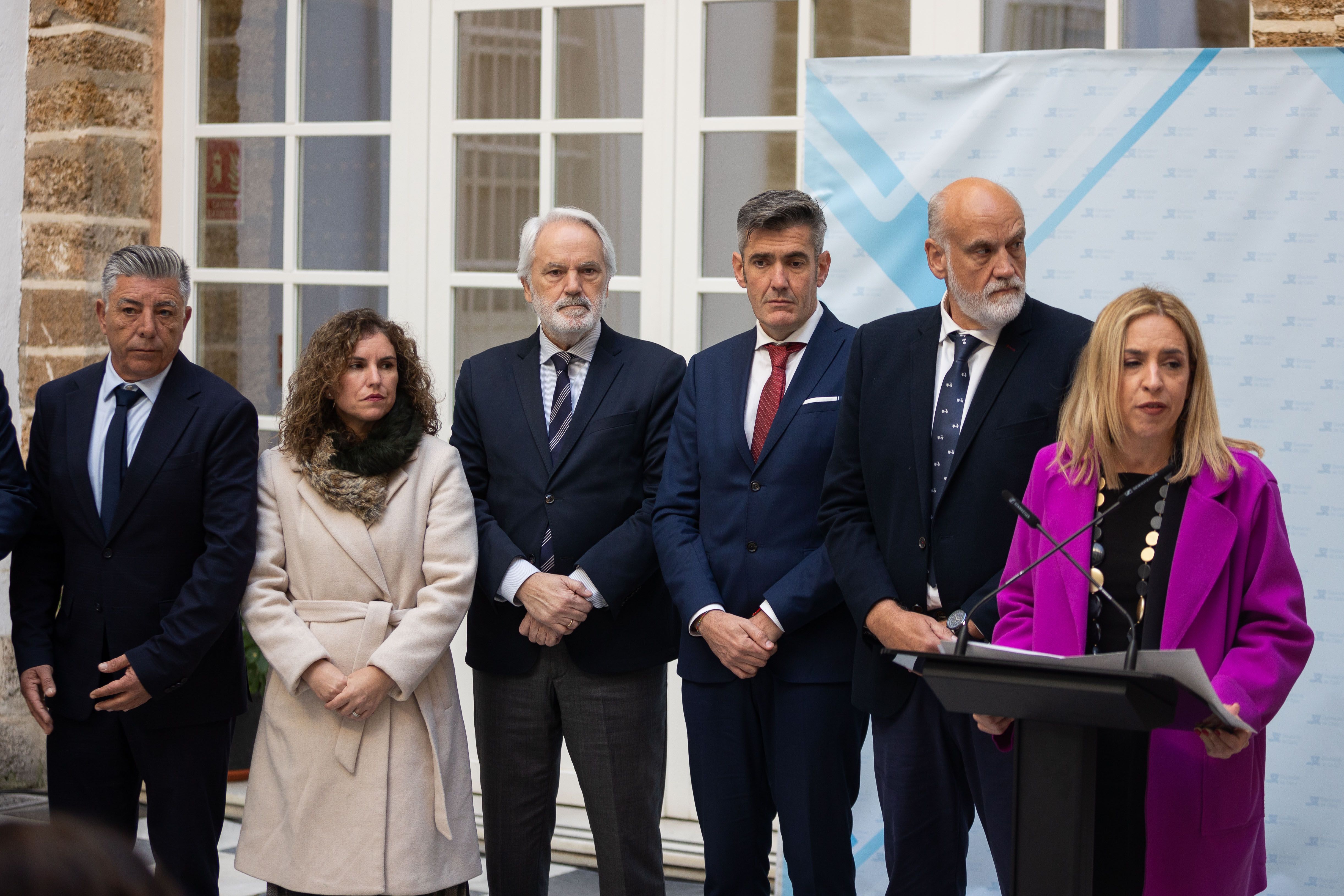 Otro momento de la comparecencia de la presidenta de Diputación de Cádiz.   MANU GARCÍA