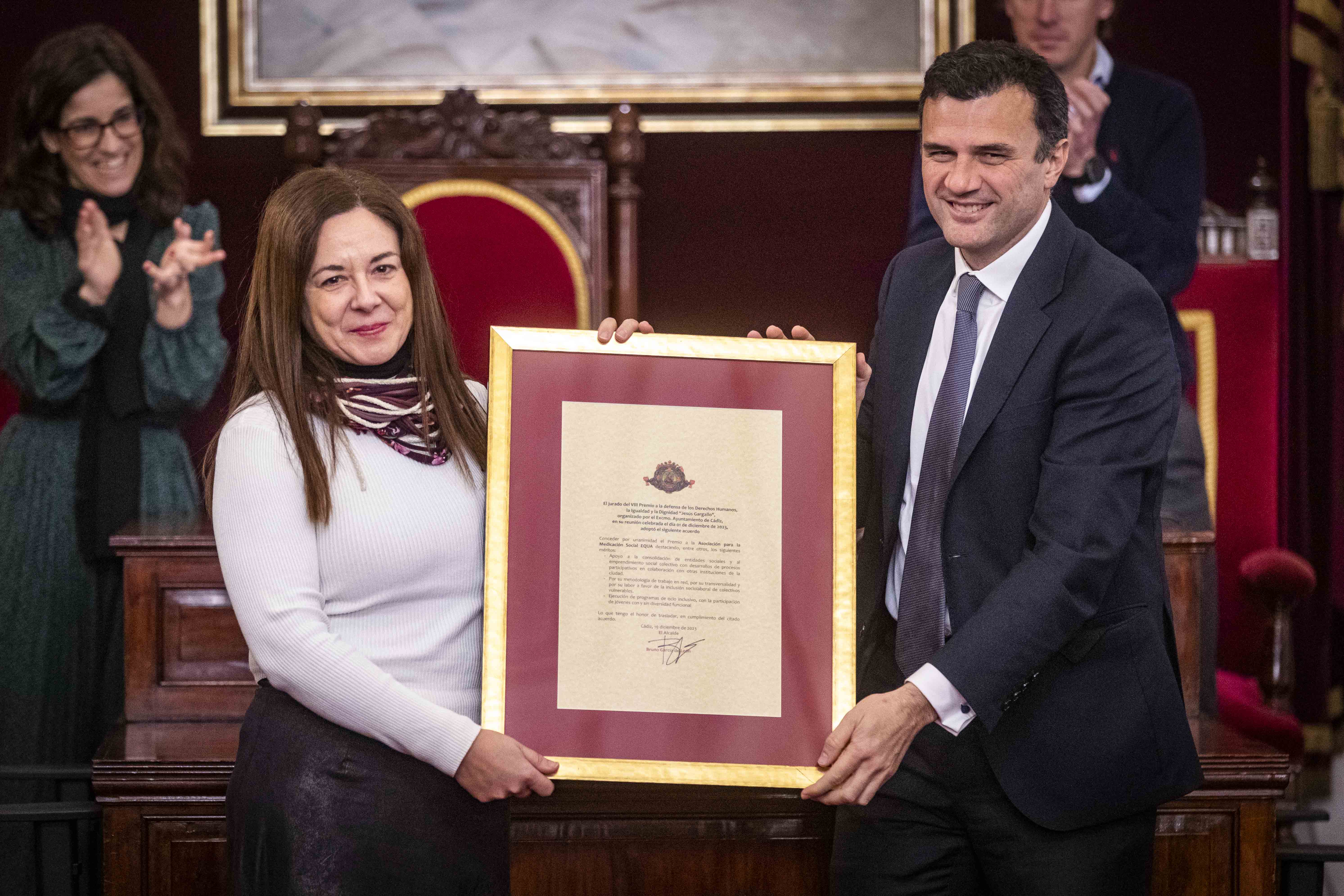 Irene Luque y el alcalde, Bruno García, con el premio Jesús Gargallo.   GERMÁN MESA