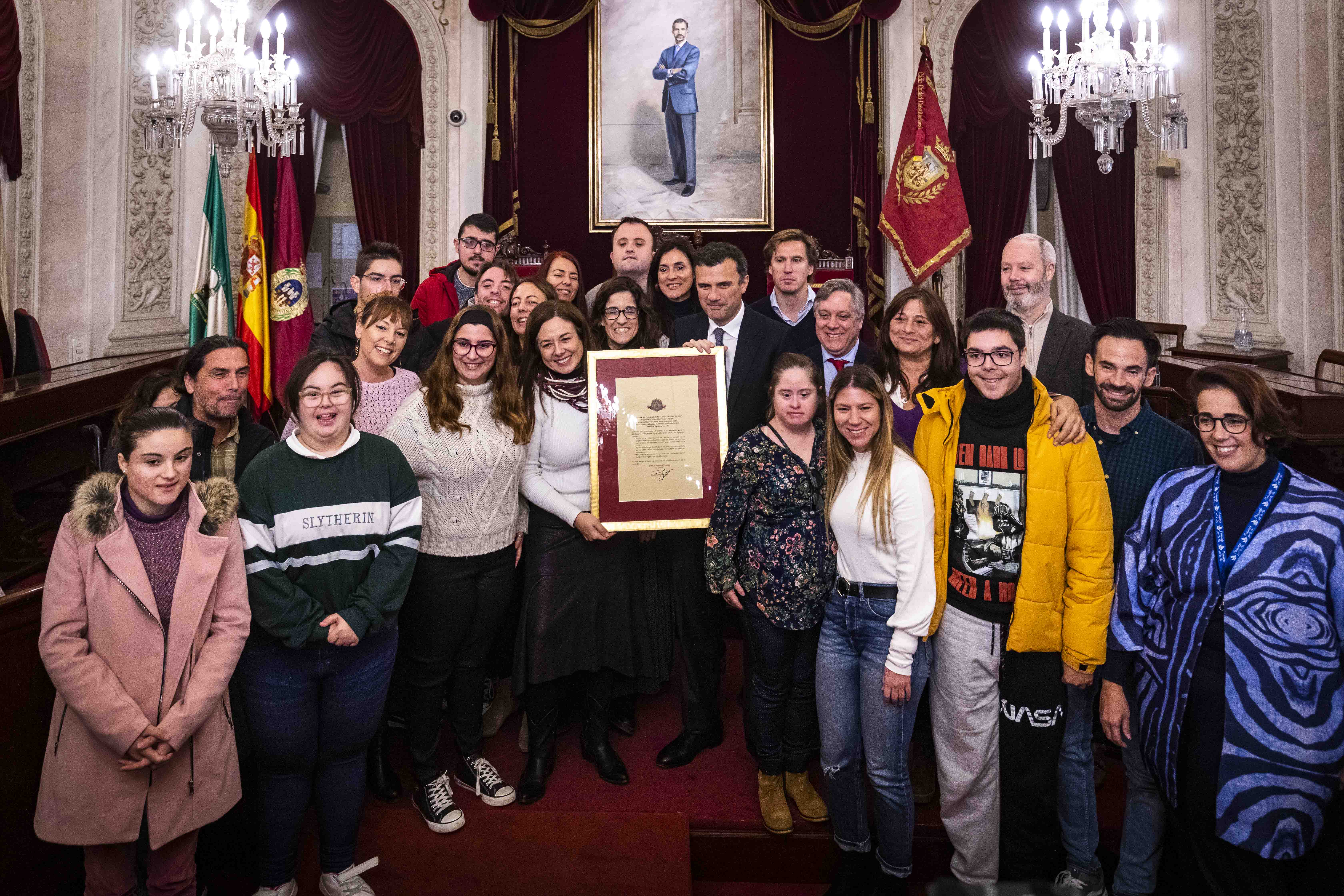 Miembros del colectivo premiado y concejales, en la entrega del Premio Jesús Gargallo.