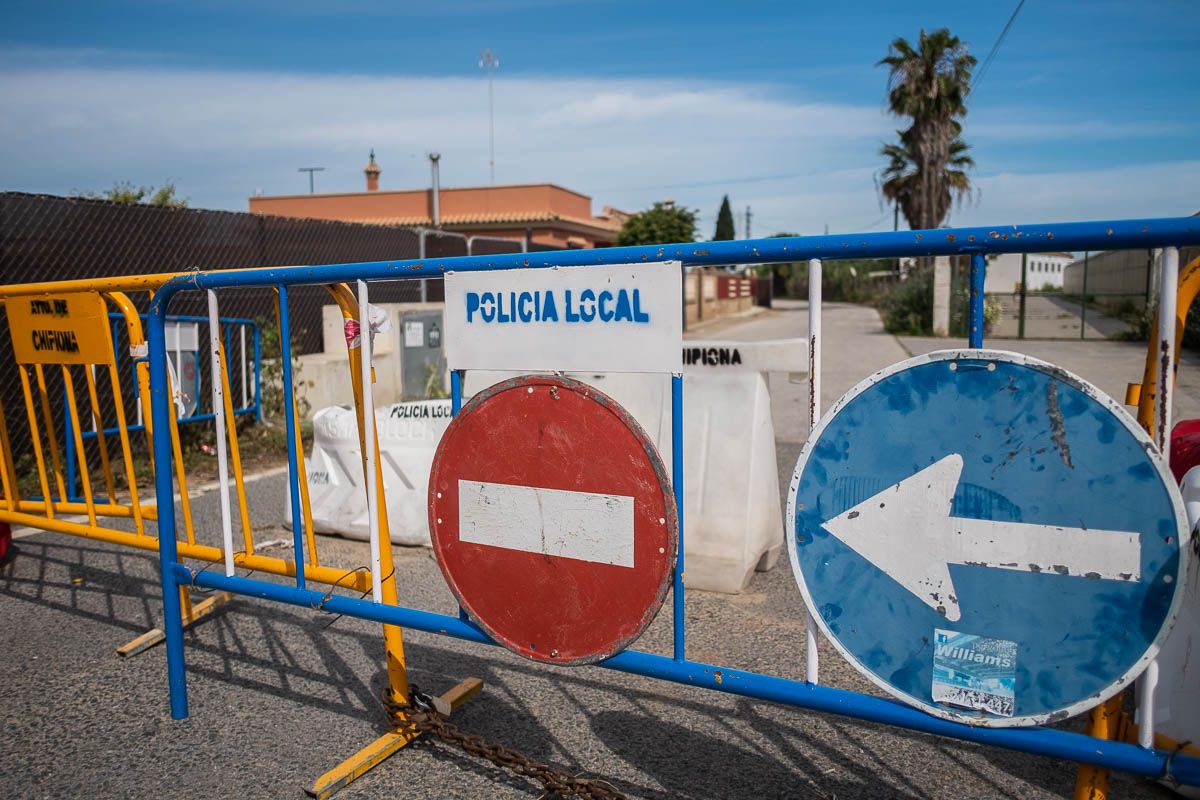 Señales de tráfico, cortando una carretera. FOTO: MANU GARCÍA