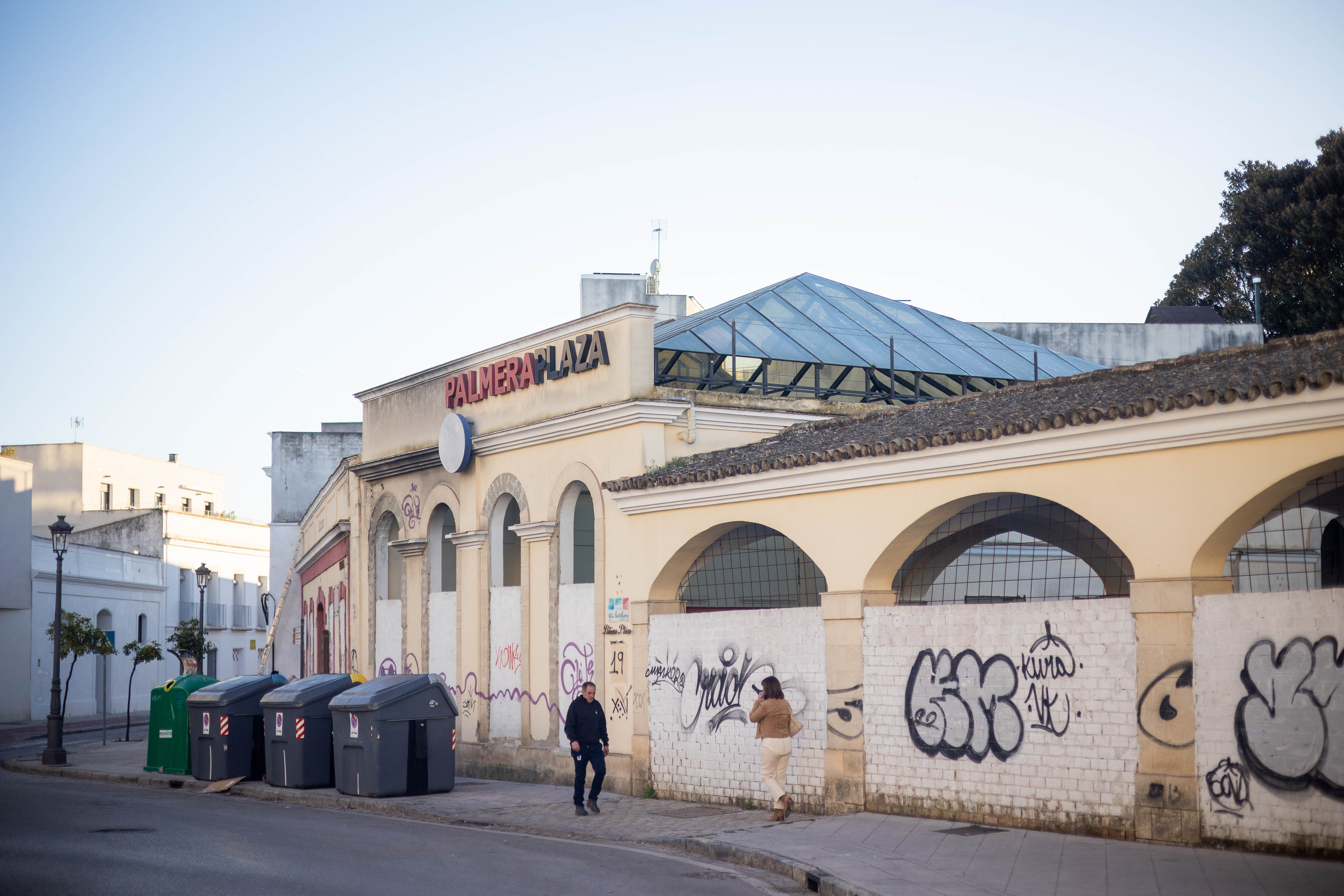 Aspecto del antiguo hotel Palmera Plaza, con tapias para evitar el vandalismo en las instalaciones abandonadas.