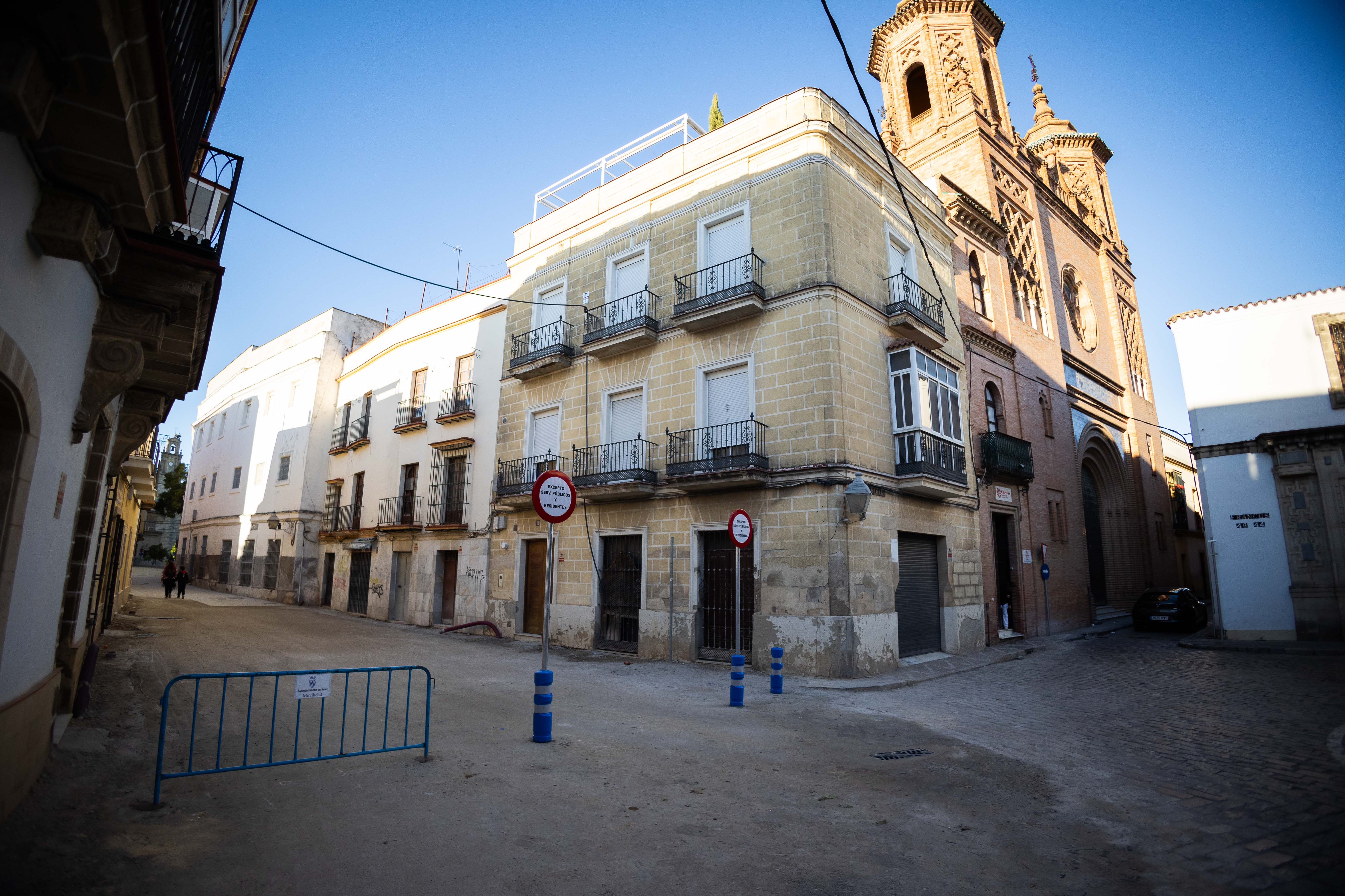 Acceso provisional en San Juan, que pronto podrá asistir a la finalización de las obras de reurbanización.