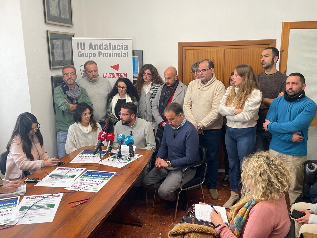 Cargos de IU, en rueda de prensa, hablando de la Patrica.