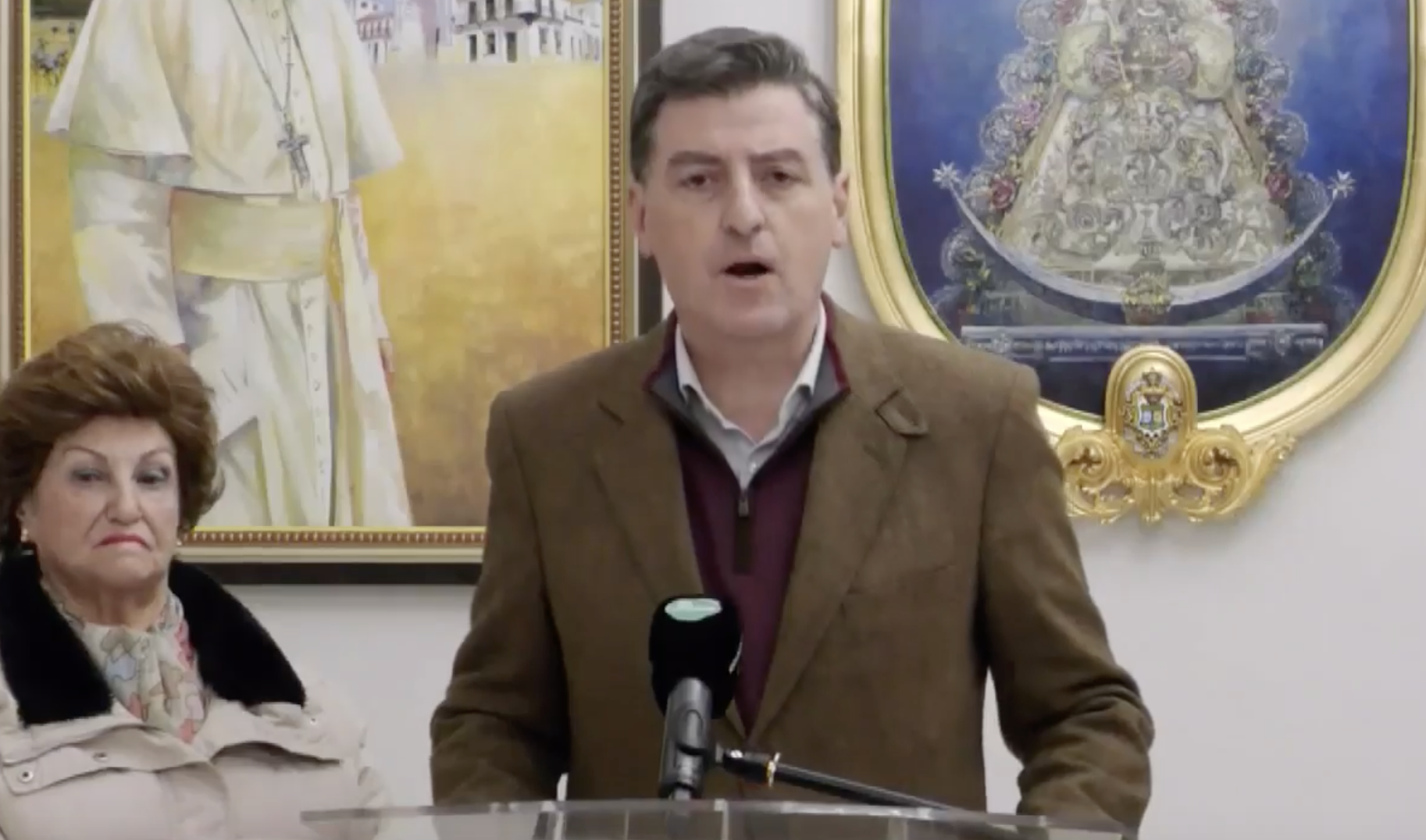 El presidente de la Matriz de Almonte junto a la camarista comunicando el regreso de la Virgen a la ermita. 