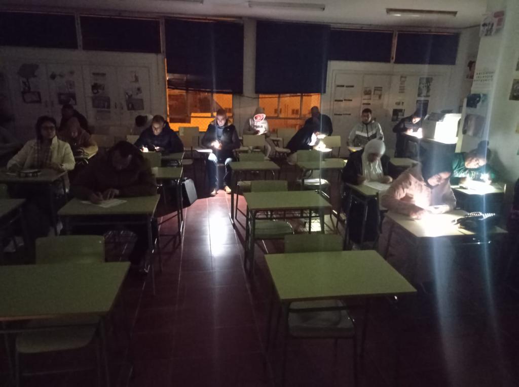 Examen a oscuras en el Centro de Educación de Adultos de La Chanca, en Almería.