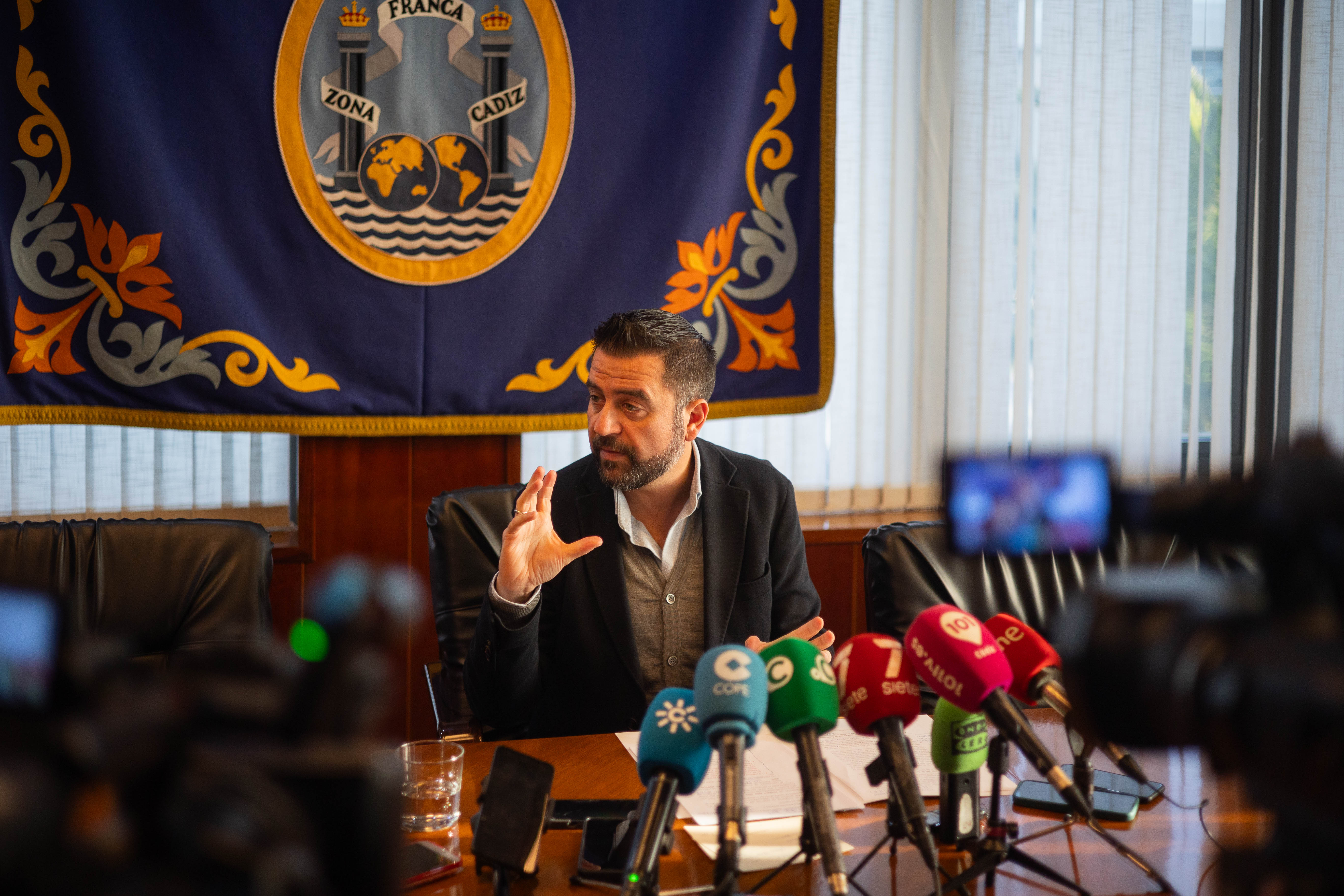 Fran González, delegado de la Zona Franca de Cádiz, anunciando proyectos como la residencia estudiantil.