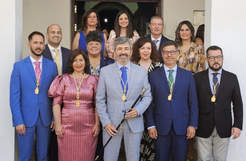 El equipo de gobierno de Coria del Río, con el concejal que dijo 'retrasaíto' en el pleno a la derecha de la imagen. El equipo de gobierno de Coria del Río, con el concejal que dijo 'retrasaíto' en el pleno a la derecha de la imagen.