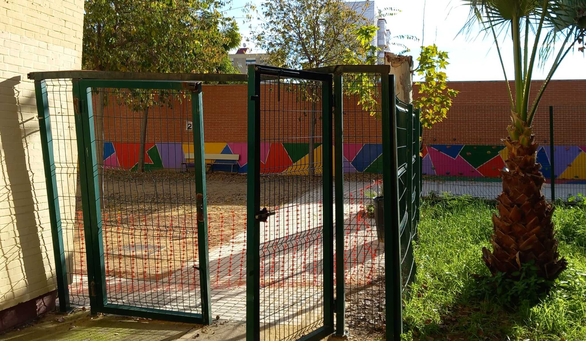 Una valla descolgada en el patio de un colegio del Polígono Sur de Sevilla.