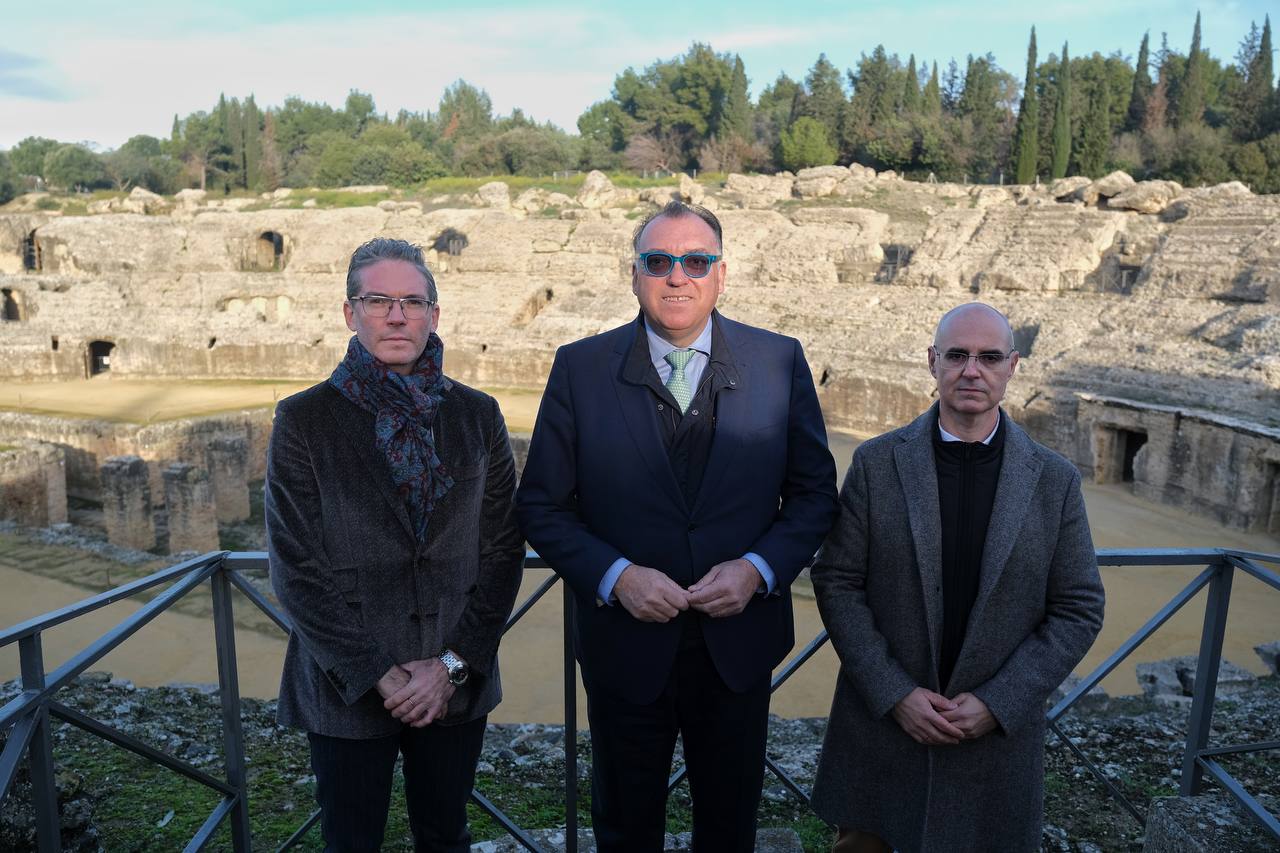 El consejero durante su visita a Itálica.