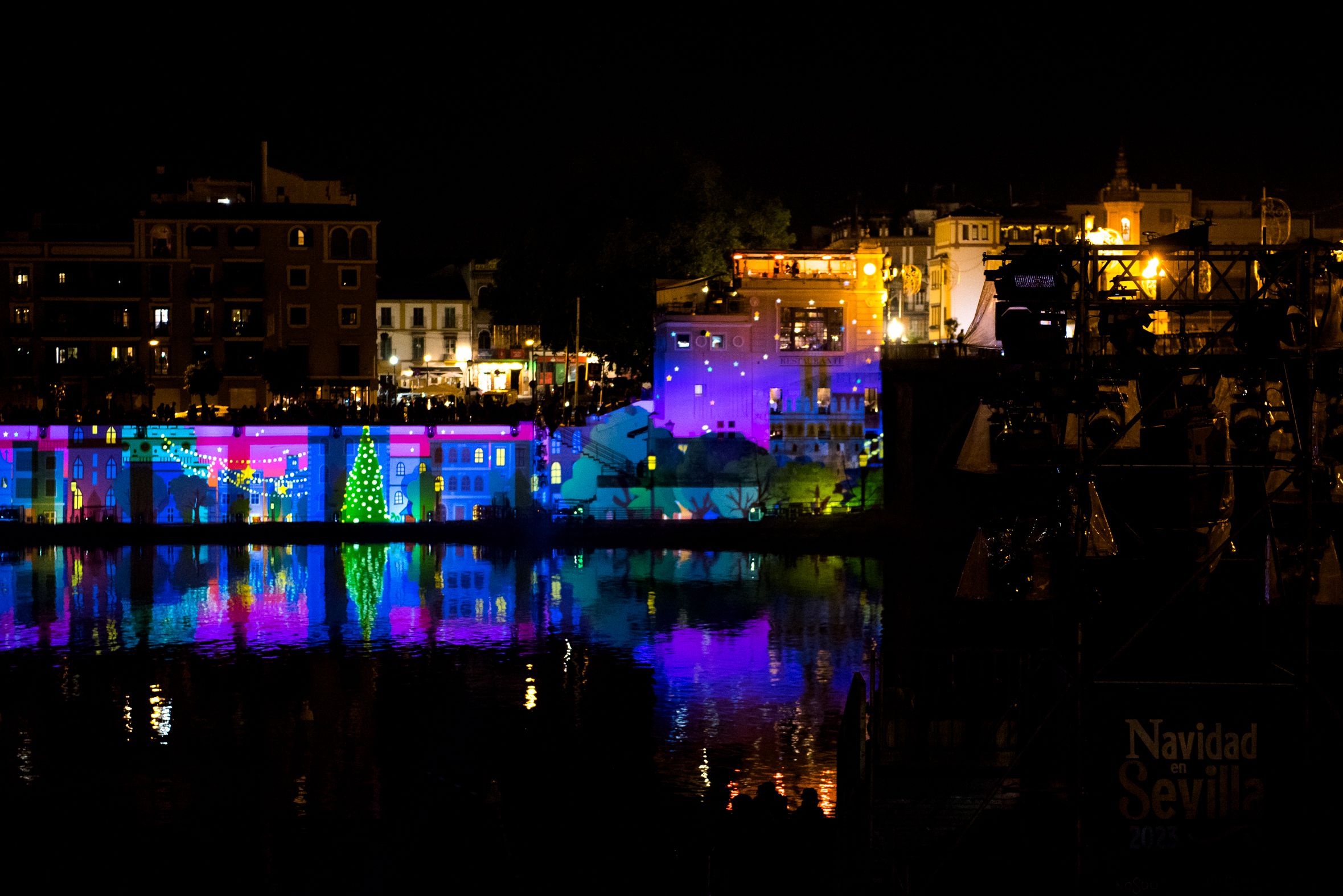 Un momento del 'mapping' de Navigalia, en el río en Sevilla.