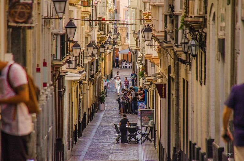 Pequeñas terrazas en una calle de Cádiz, en una imagen de archivo. LU GAR LU.