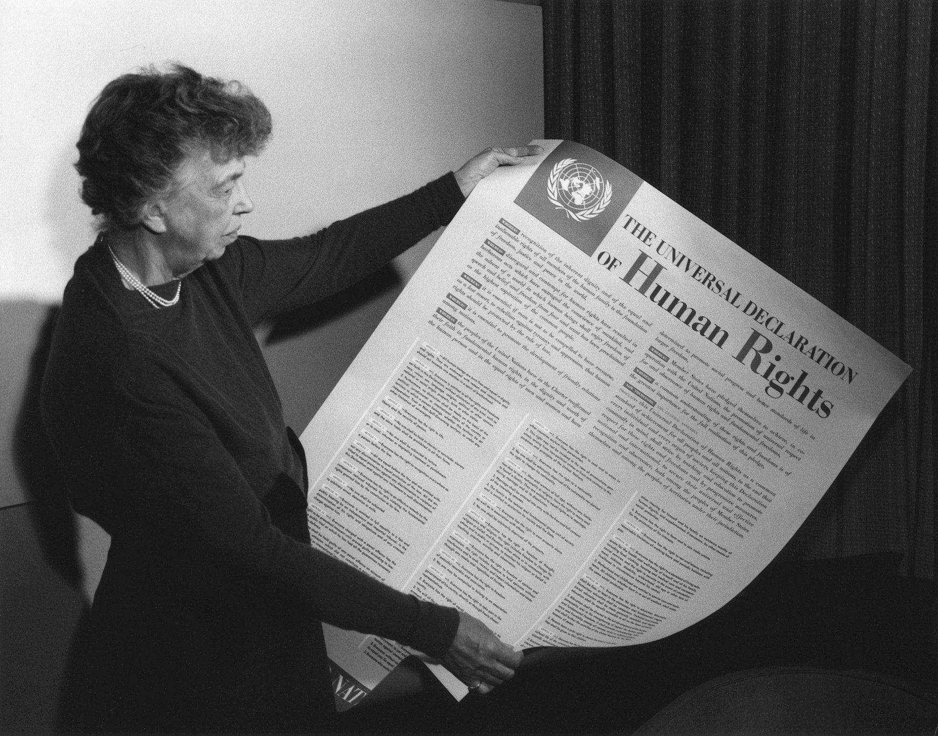 Eleanor Roosevelt con la Declaración Universal de los Derechos Humanos. FOTO: FDR PRESIDENTIAL LIBRARY & MUSEUM