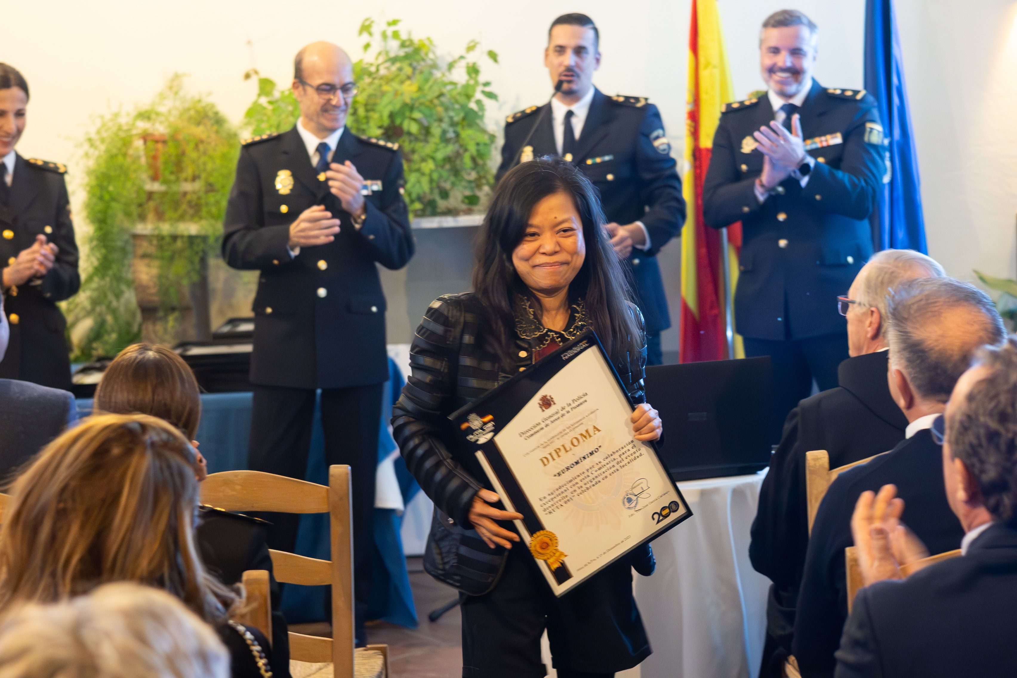 Una empresaria colaboradora con el diploma de agradecimiento.