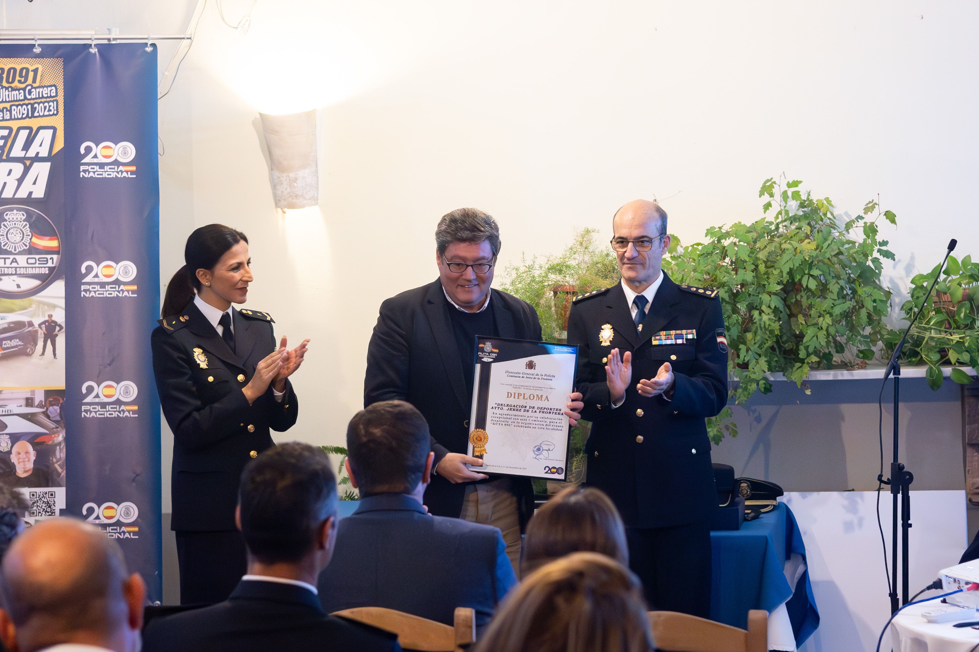 El delegado municipal de Deportes, José Ángel Aparicio, mostrando la credencial.