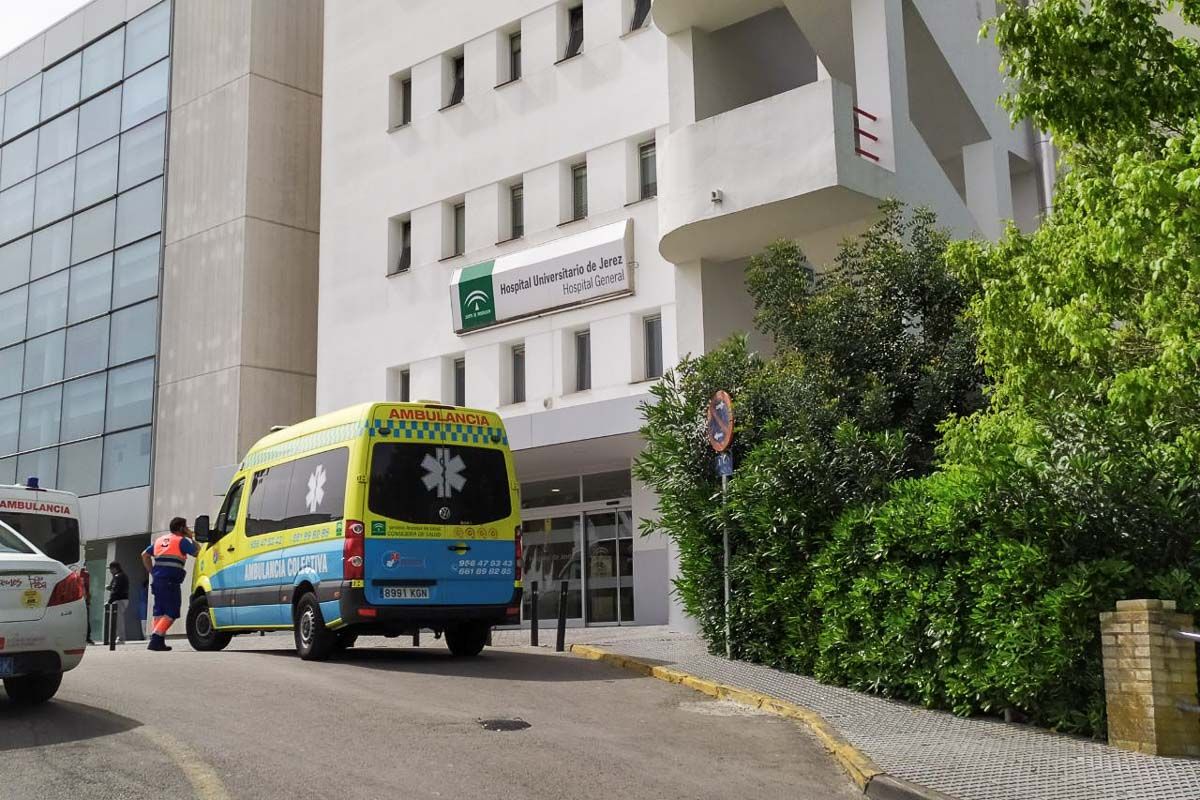 Una ambulancia, frente al Hospital de Jerez.