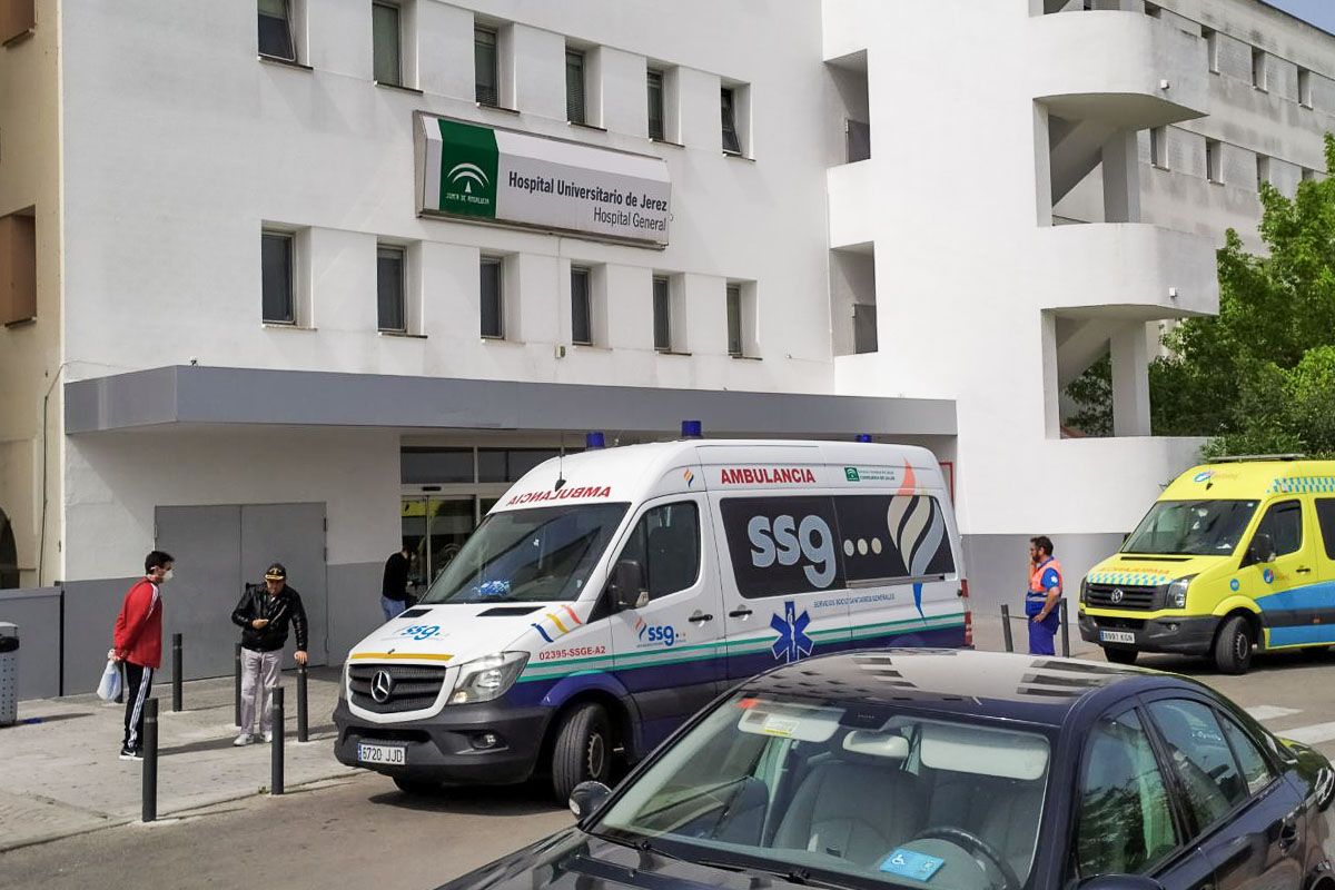Ambulancias, frente al Hospital de Jerez, en una imagen reciente.