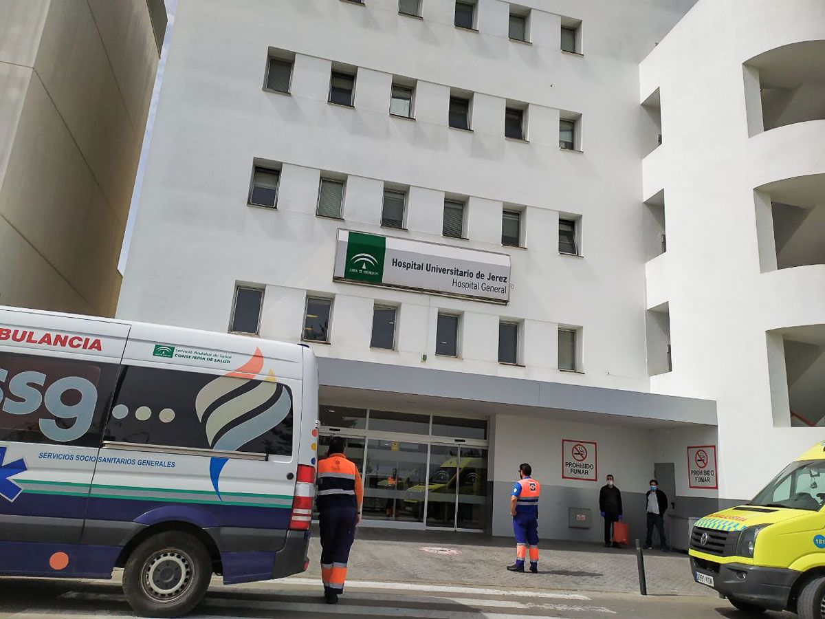 Ambulancias, frente al Hospital de Jerez, en una imagen reciente. FOTO: PFQ