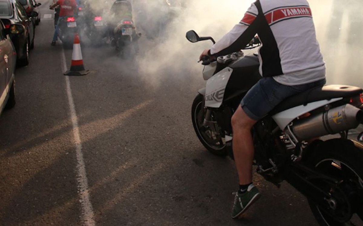 Una persona circula en una moto en una imagen de archivo.