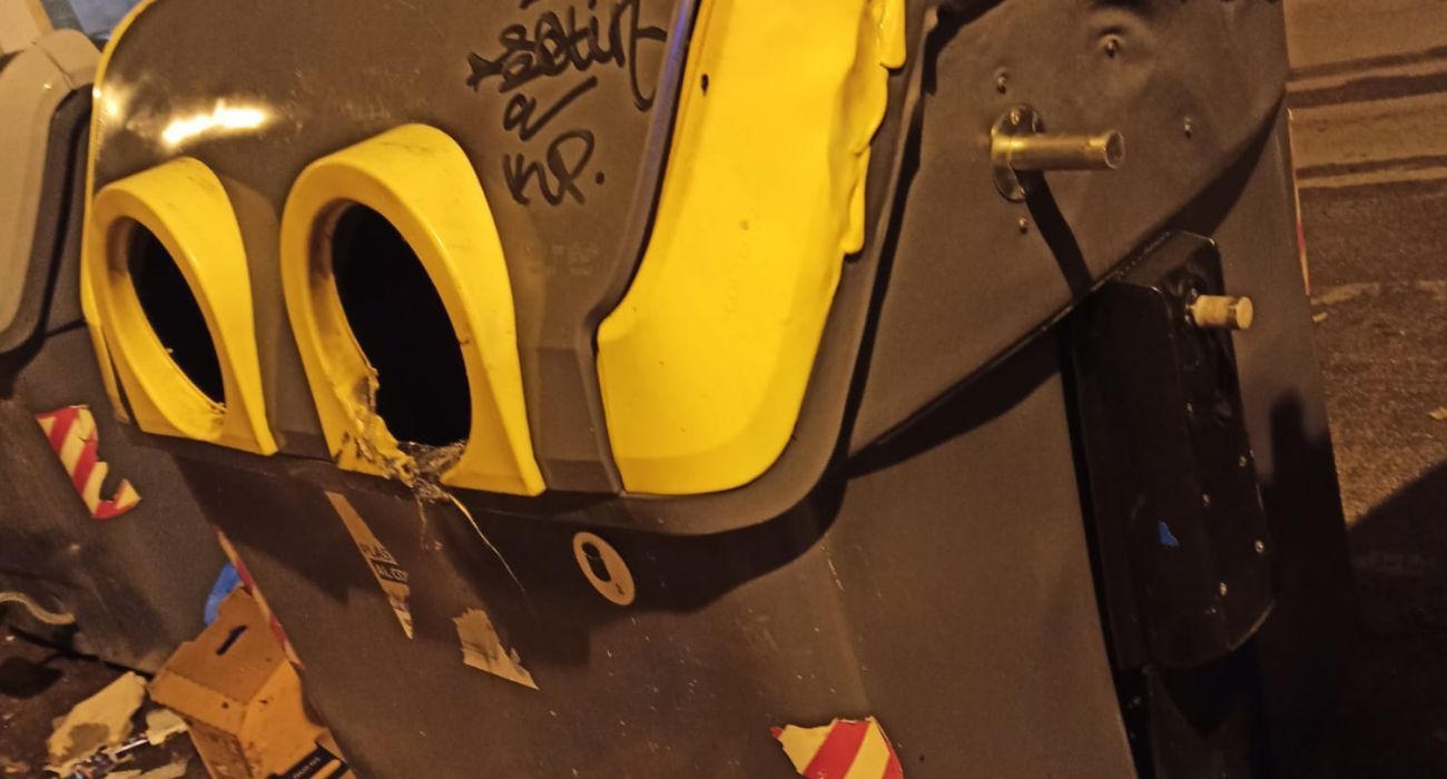 Contenedor quemado por dos menores.