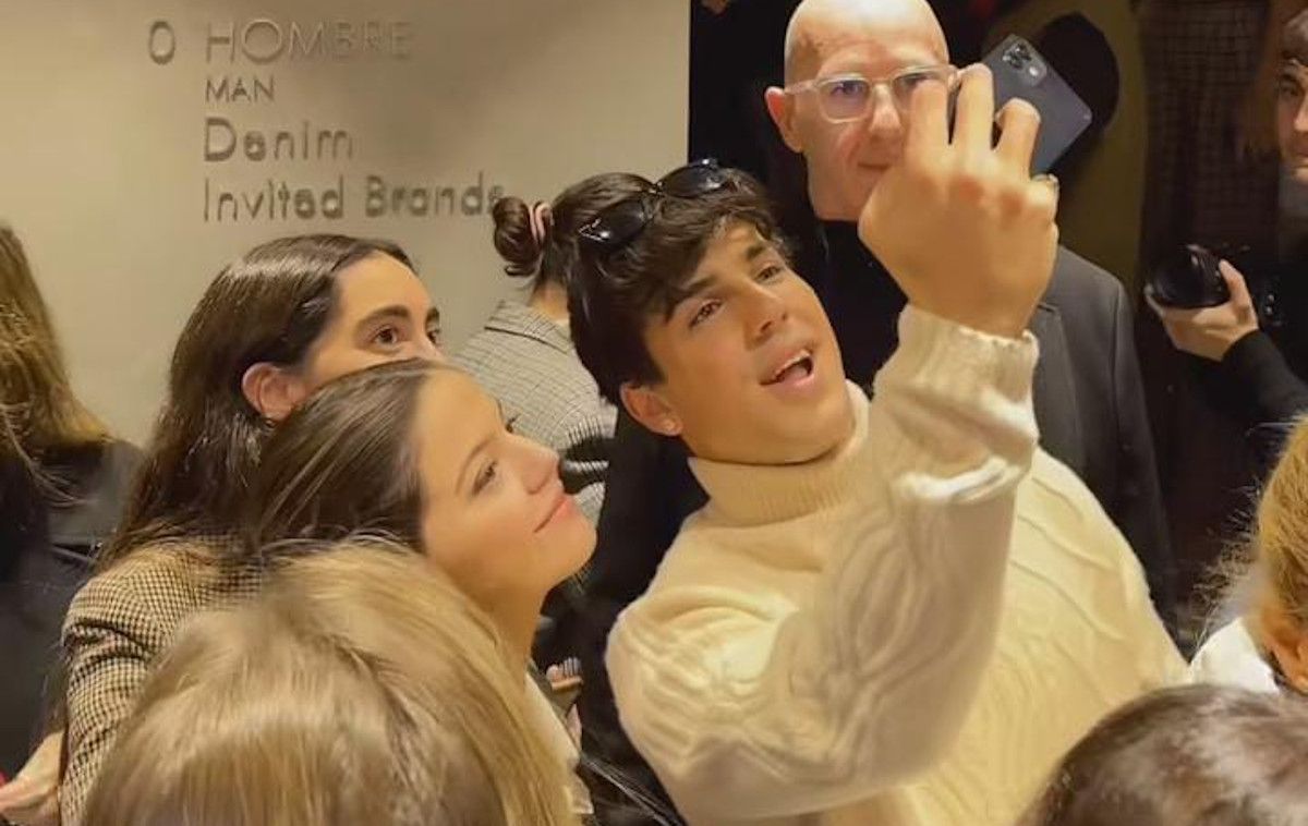 Óscar Casas se hace un 'selfie' con las seguidoras en la nueva tienda de Sevilla.