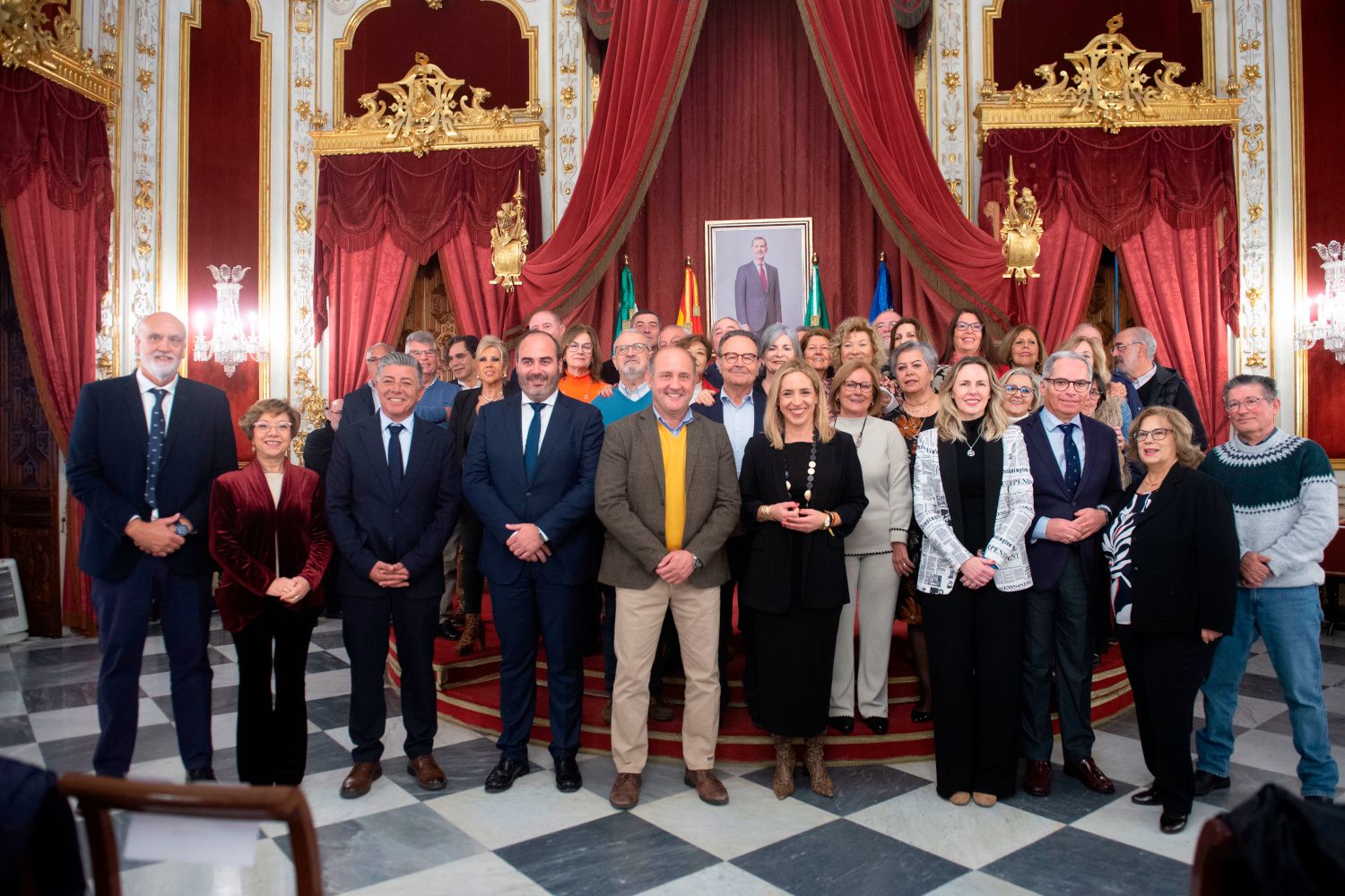 La presidenta y parte del gobierno provincial en una imagen de grupo con todos los homenajeados. 