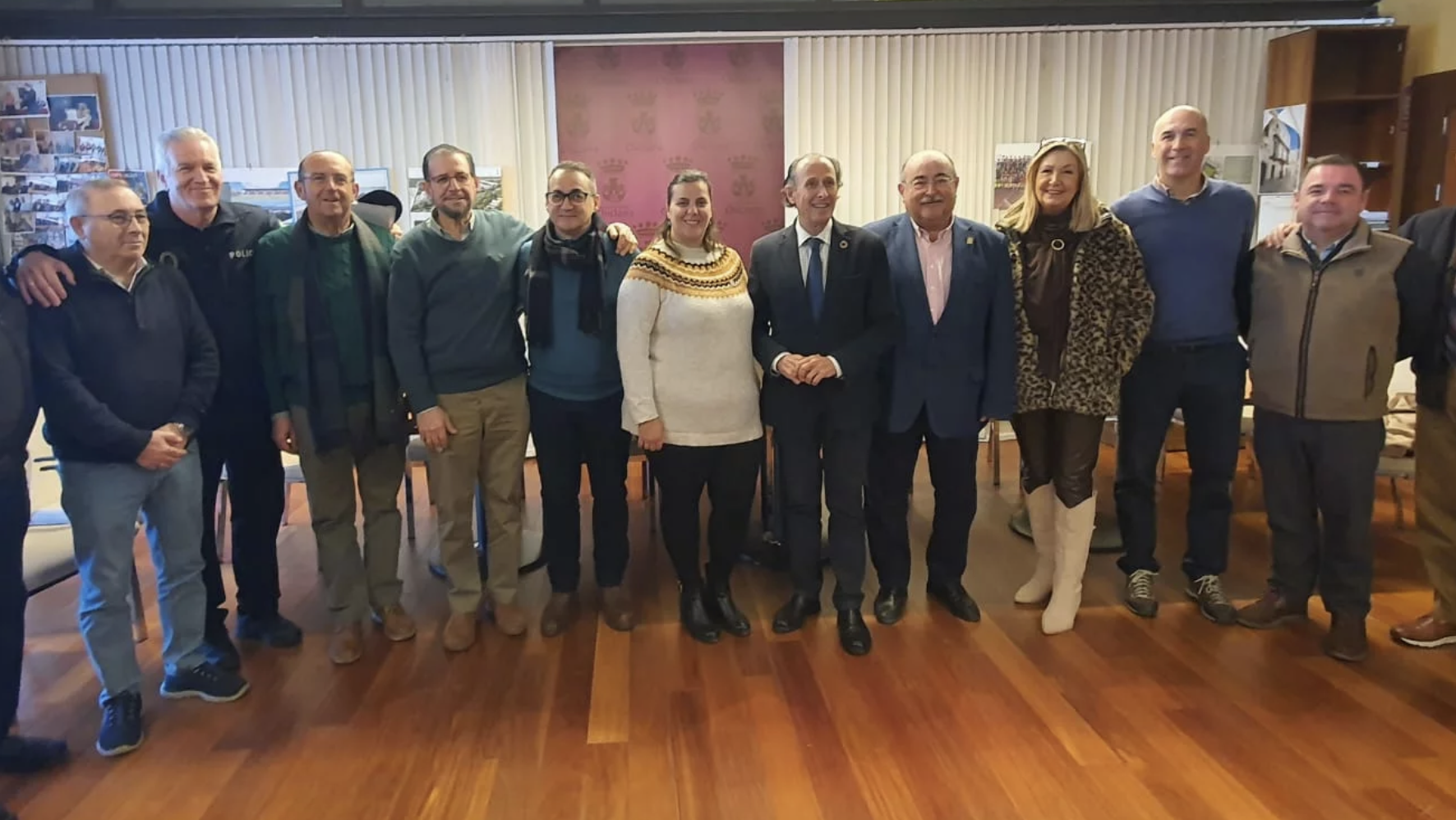 El alcalde y miembros de la Asociación de Reyes Magos de Chiclana tras la firma del convenio. 