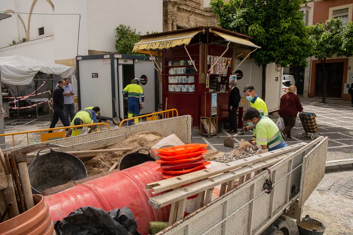 Operarios, en la obra de asfaltado del eje Esteve-Corredera. FOTO: MANU GARCÍA