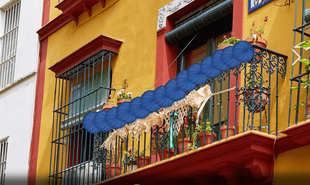 Un montaje de un balcón con farolillos.