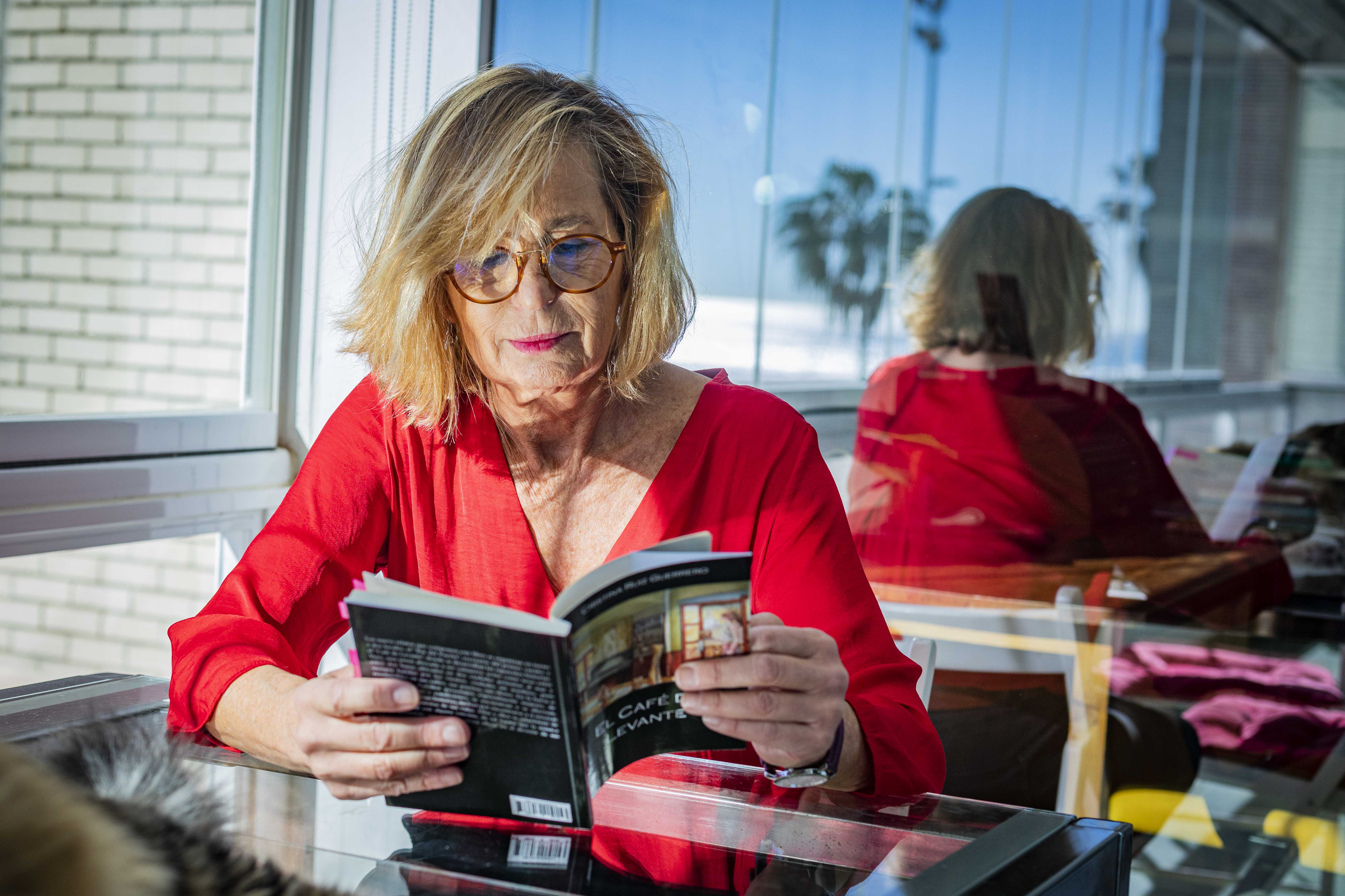 Cristina Ruiz, con un ejempla de 'El Café de Levante'.