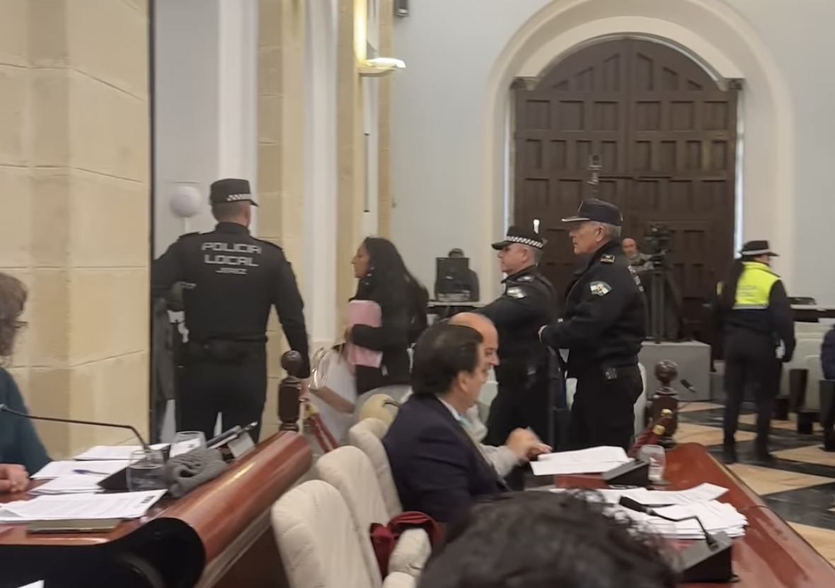 Yumara Santiago de los Reyes es expulsada del pleno municipal en el Ayuntamiento de Jerez.