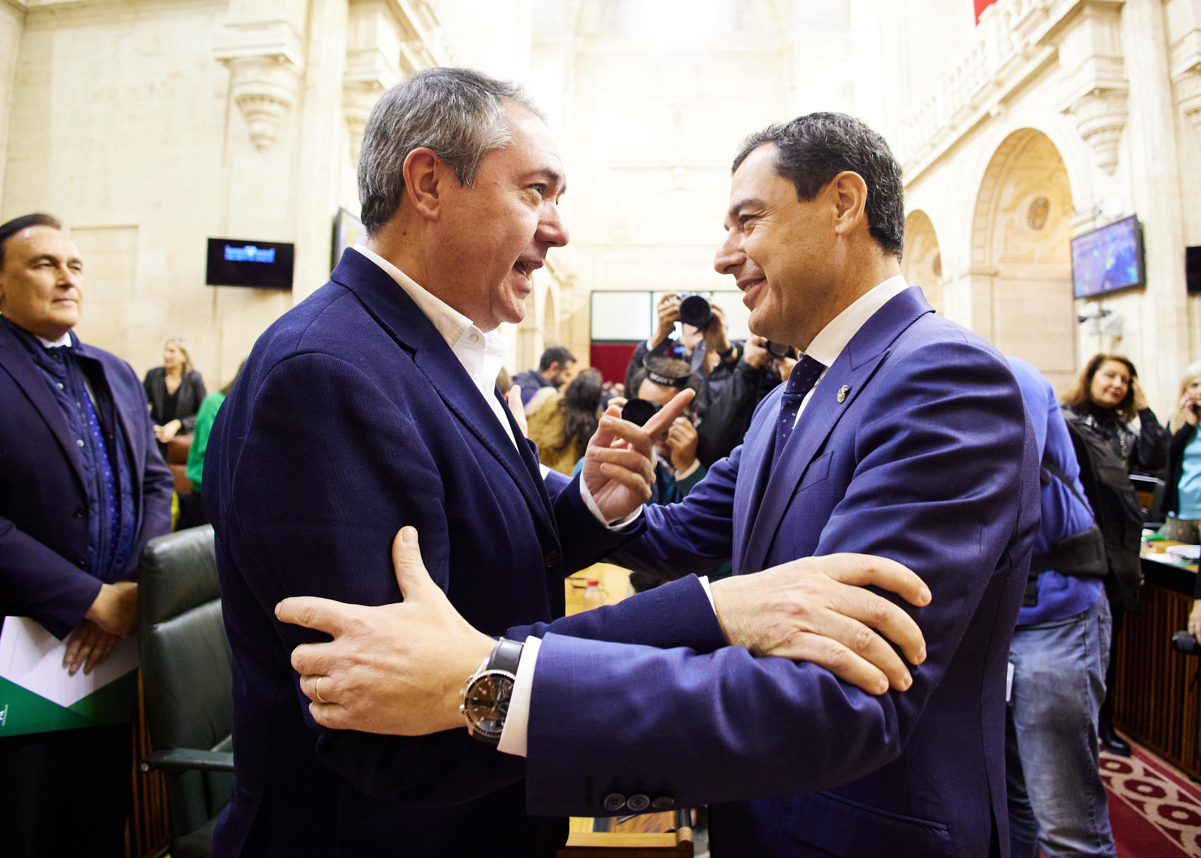Moreno junto a Juan Espadas en el Parlamento de Andalucía.