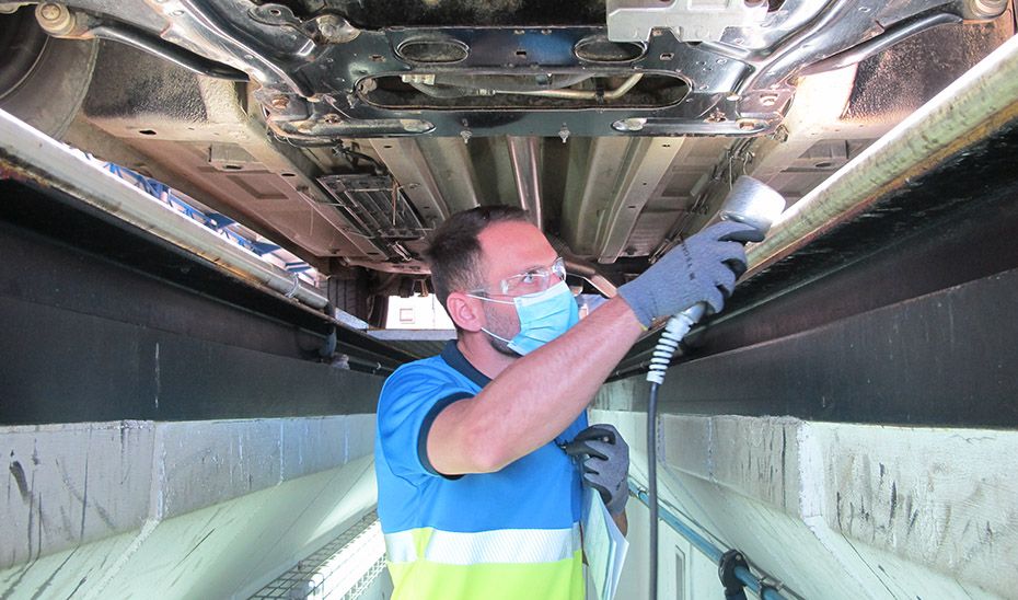 Un trabajador de Veiasa, la empresa que gestiona las ITV de Andalucía.