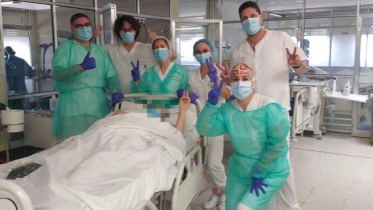 El equipo de UCI junto a la paciente dada de alta. FOTO: SAS