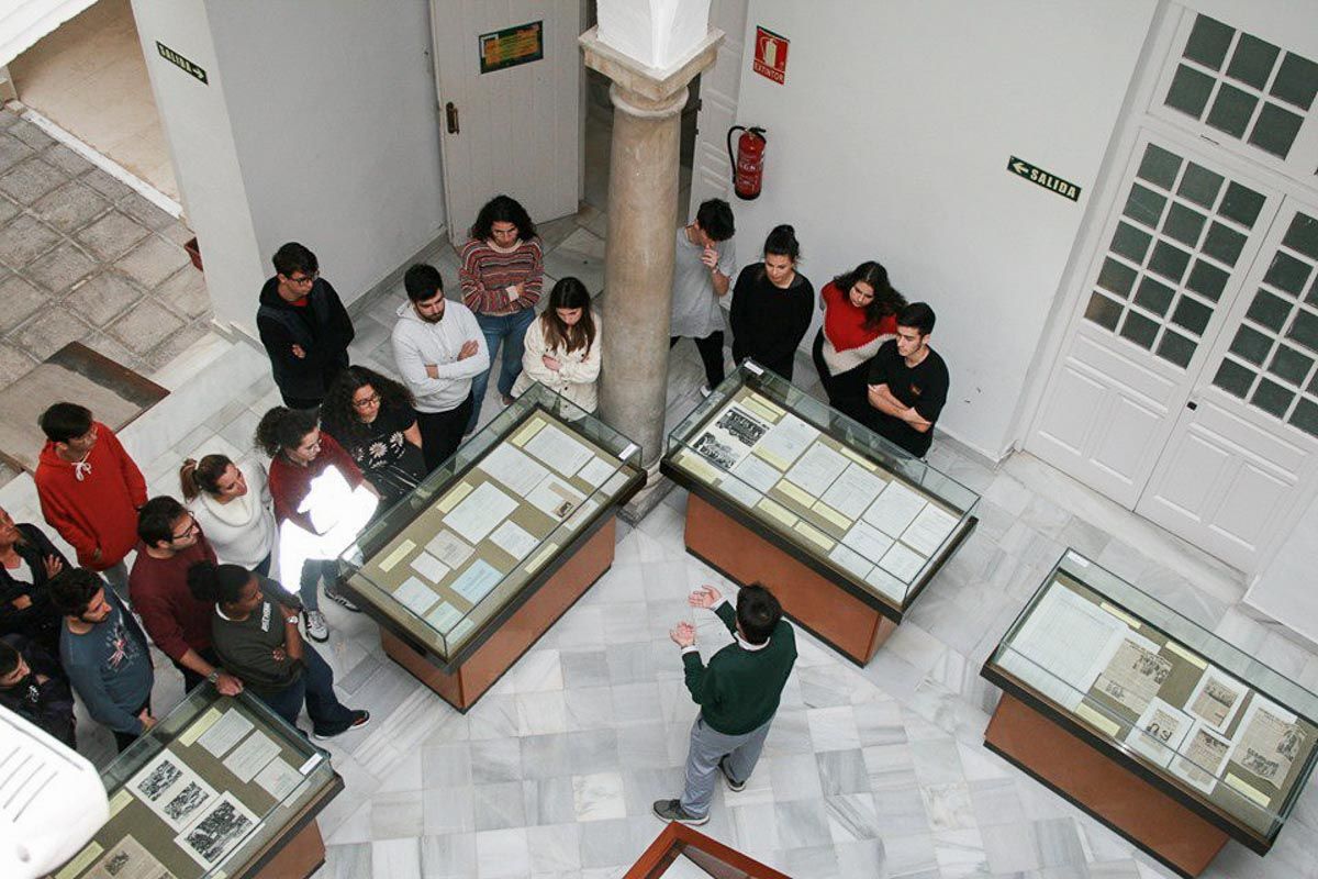 Una visita de jóvenes estudiantes en el Archivo Histórico Provincial de Cádiz, uno de los archivos digitalizados.