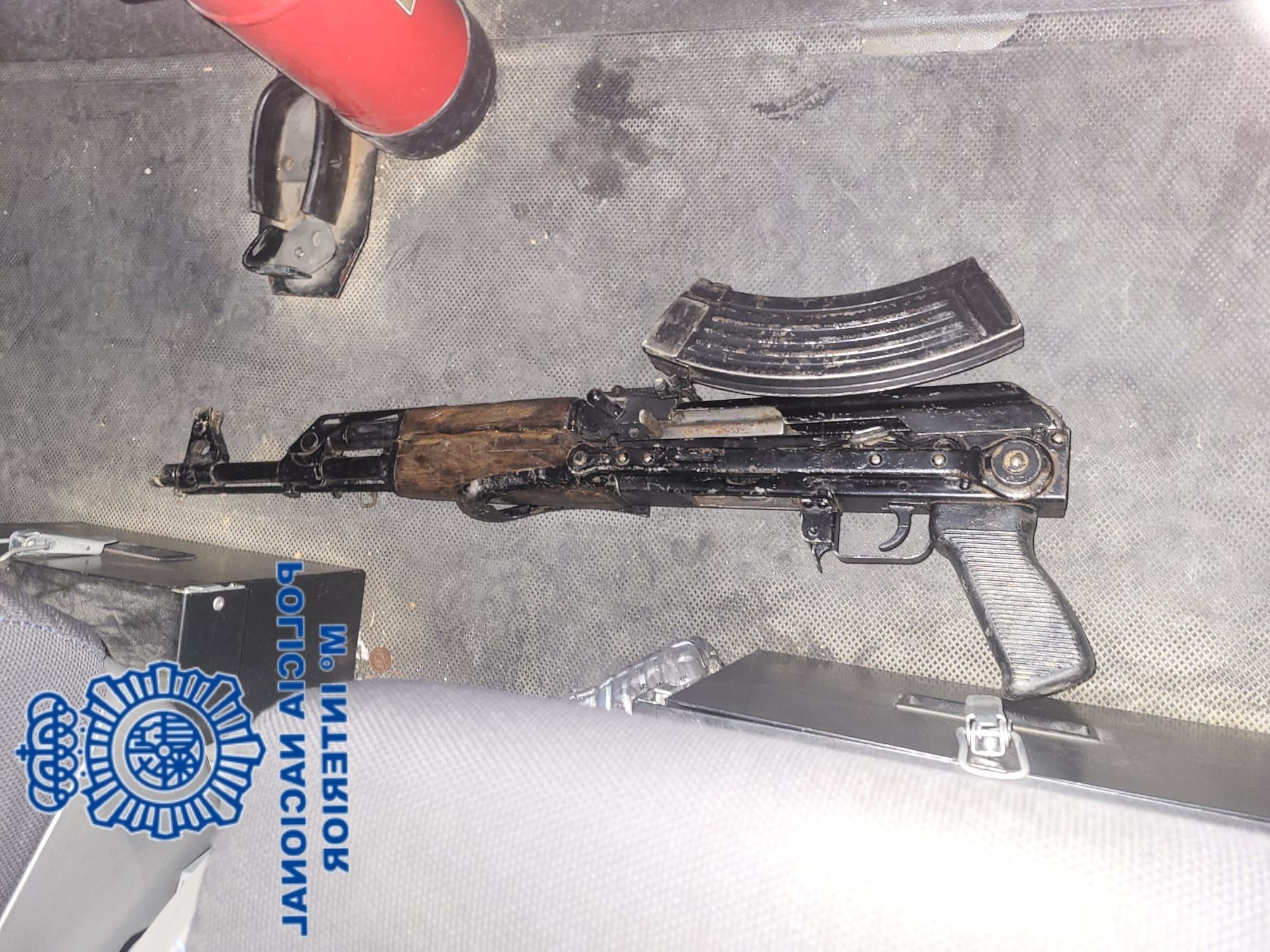 Dispara a la Policía con un fusil de asalto AK-47 (en la imagen) en una persecución en Sanlúcar.
