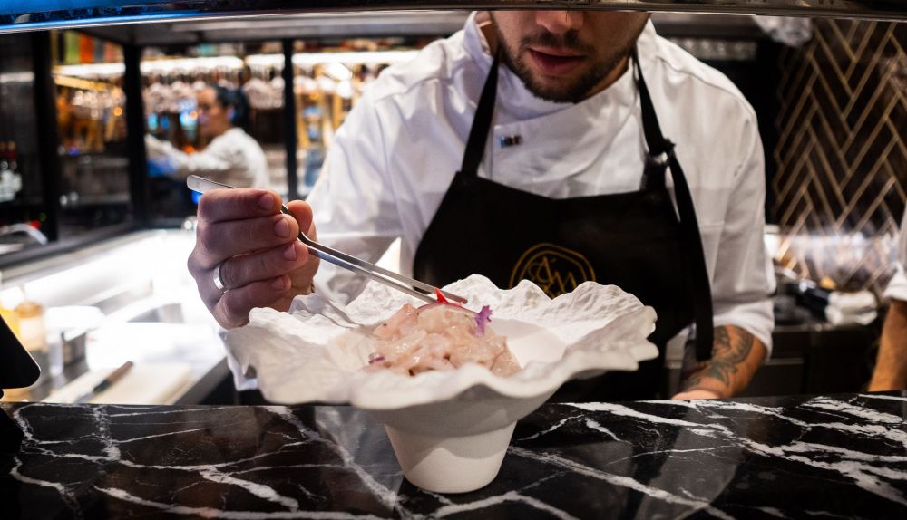 Un cocinero emplatando en el restaurante premium.