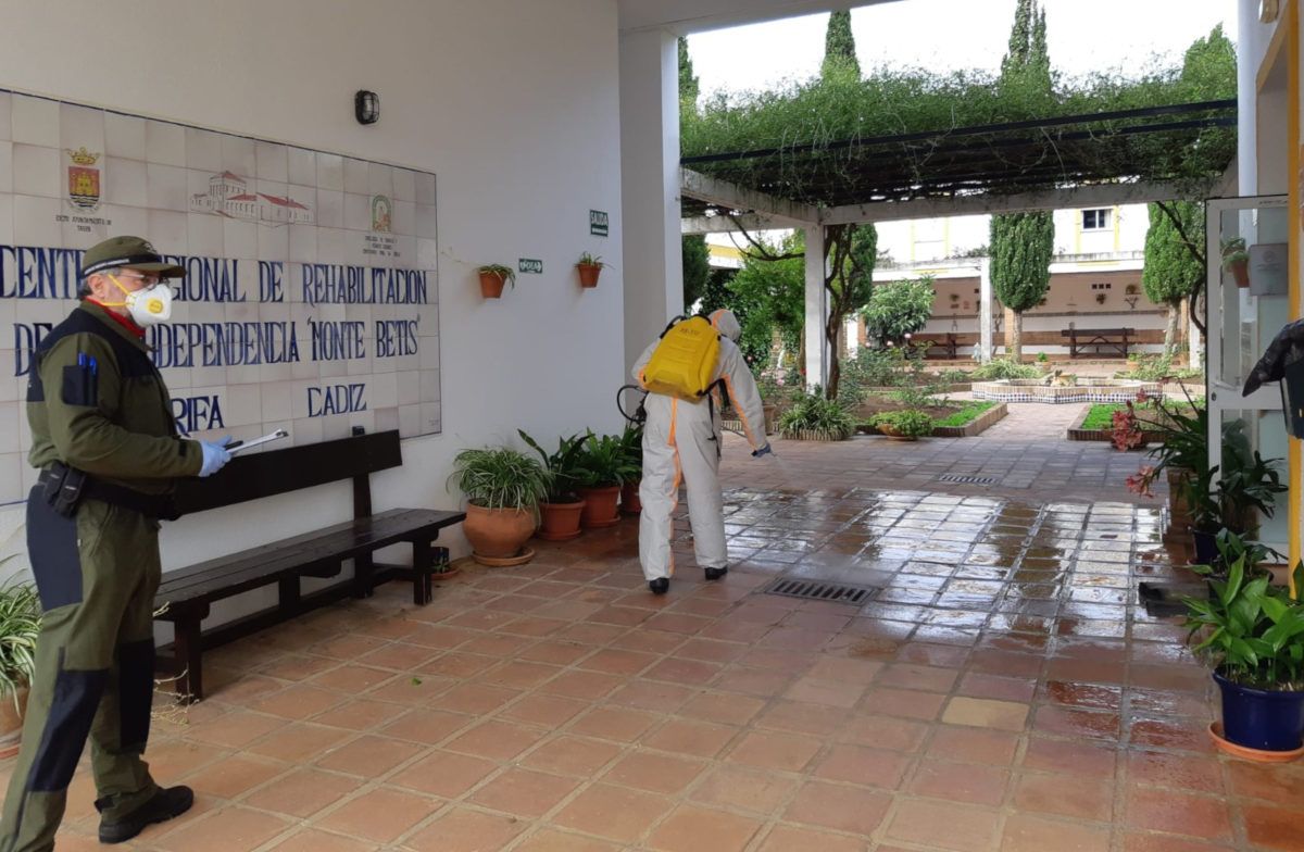 Los operarios de Infoca, durante una desinfección este viernes.