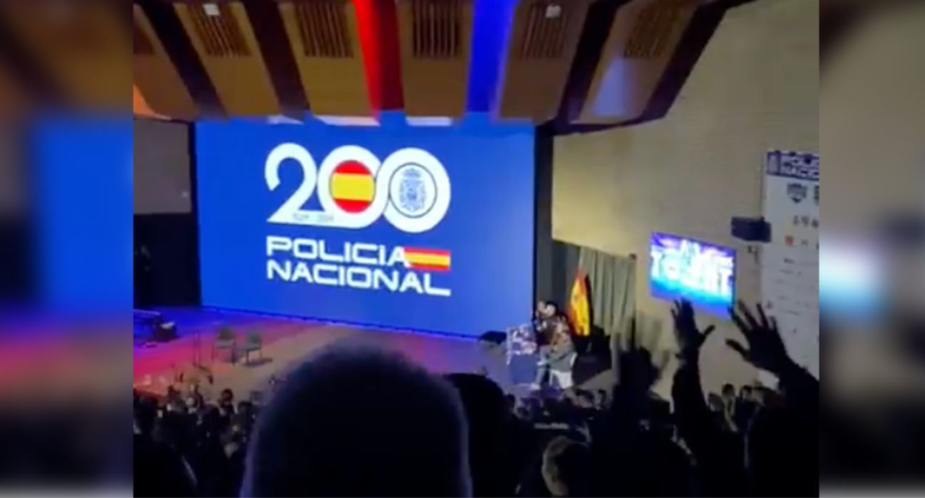 Futuros agentes, cantando y bailandoen la Escuela Nacional de Policía. 