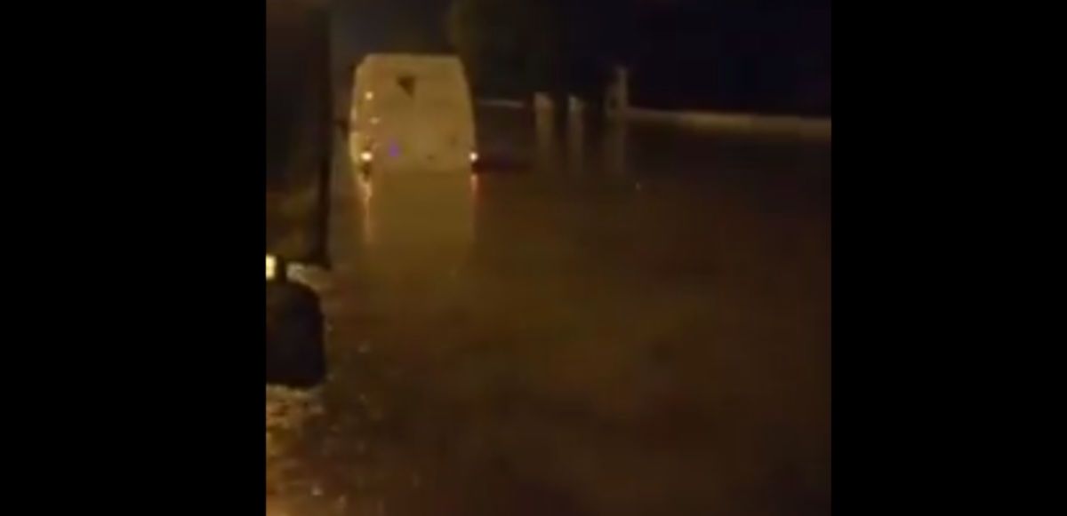 Un momento de la inundación en El Portal. FOTO Y VÍDEO: BOMBEROS JEREZ