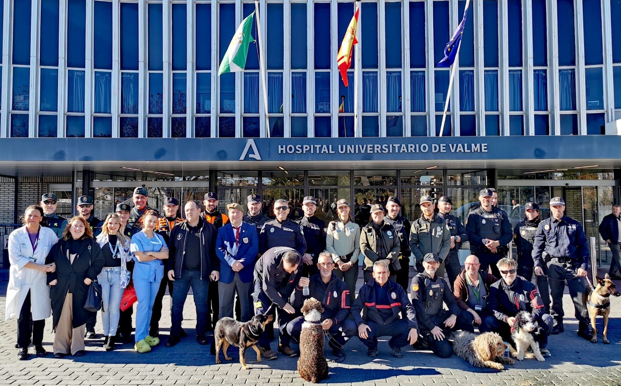 Visita de los agentes al Hospital Universitario de Valme.